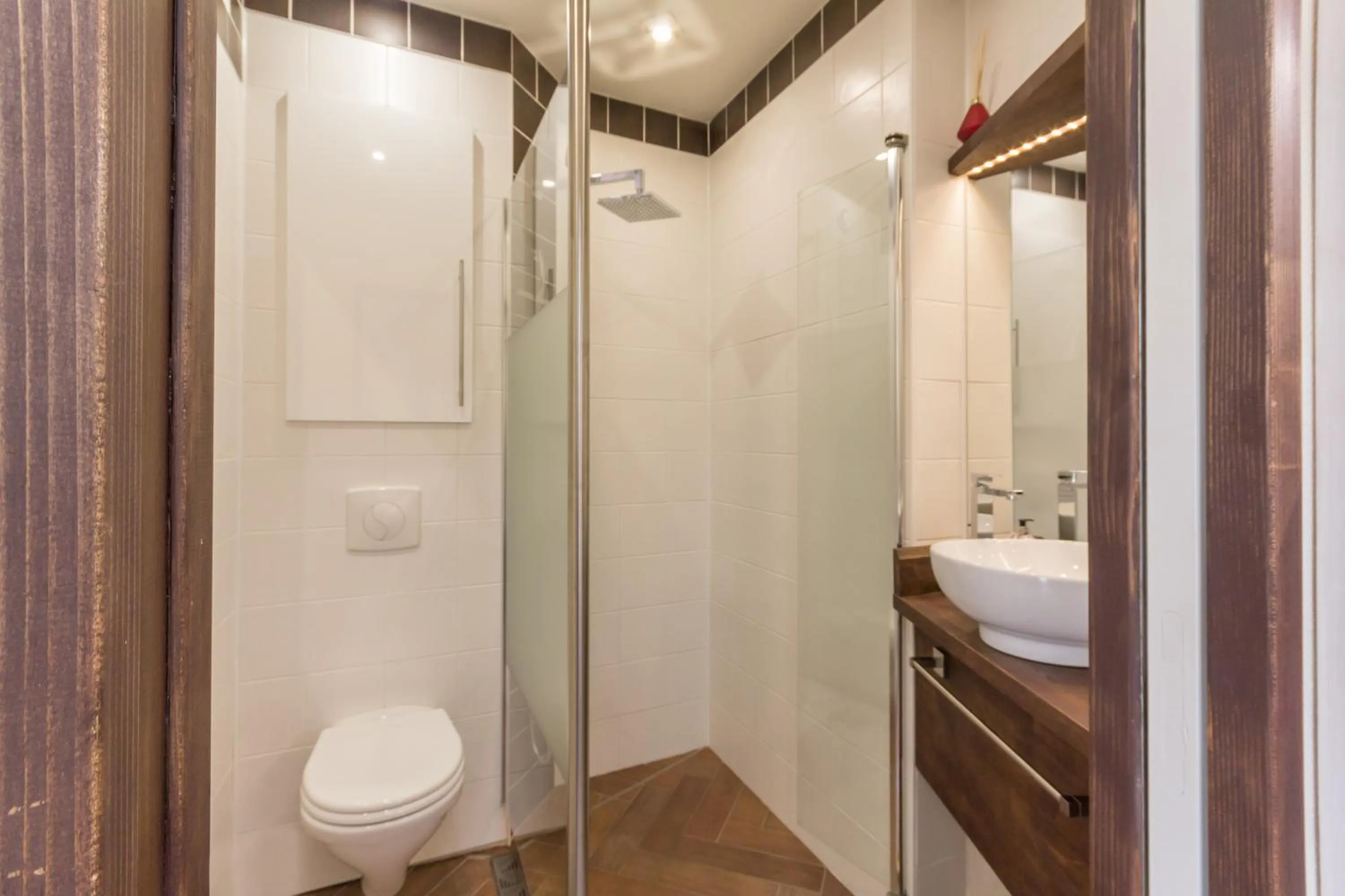 Shower in L'ISLE DE FRANCE