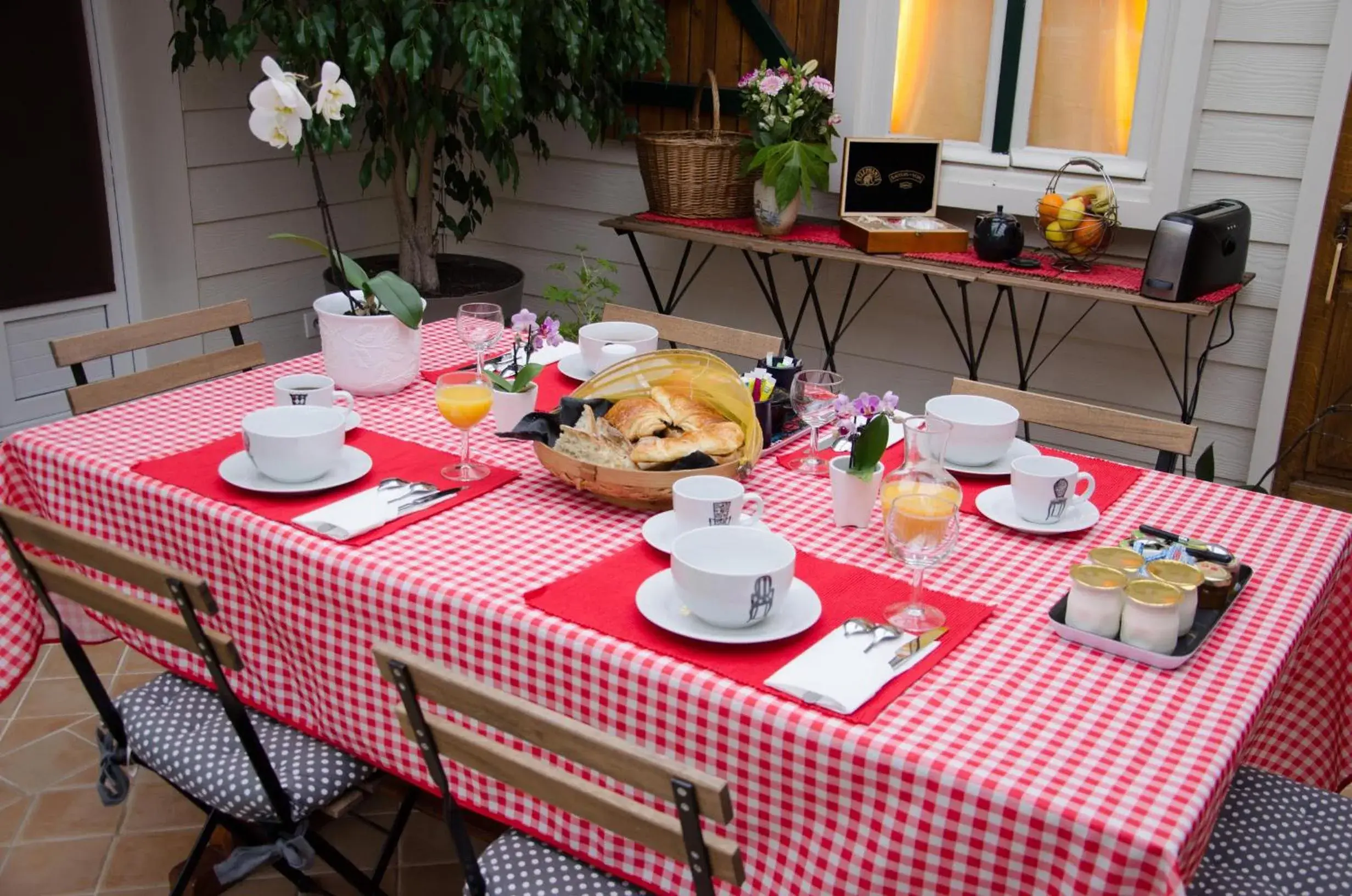 Quadruple Room with Private Bathroom - single occupancy in L'ISLE DE FRANCE Quadruple Room with Private Bathroom - single occupancy in L'ISLE DE FRANCE