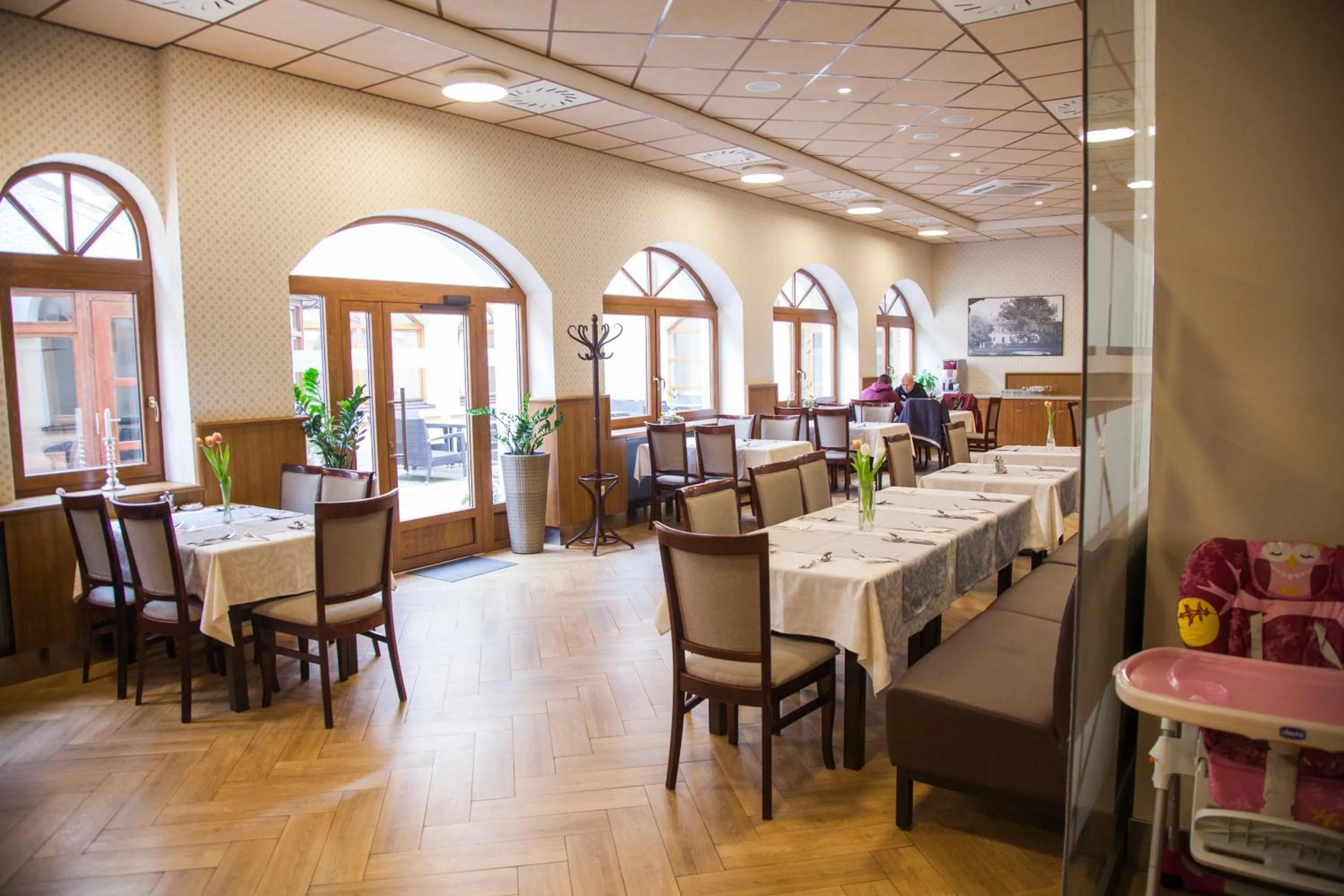 Restaurant/places to eat in Hotel Eminent