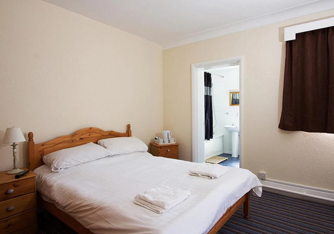 Photo of the whole room, Bed in Bird In Hand