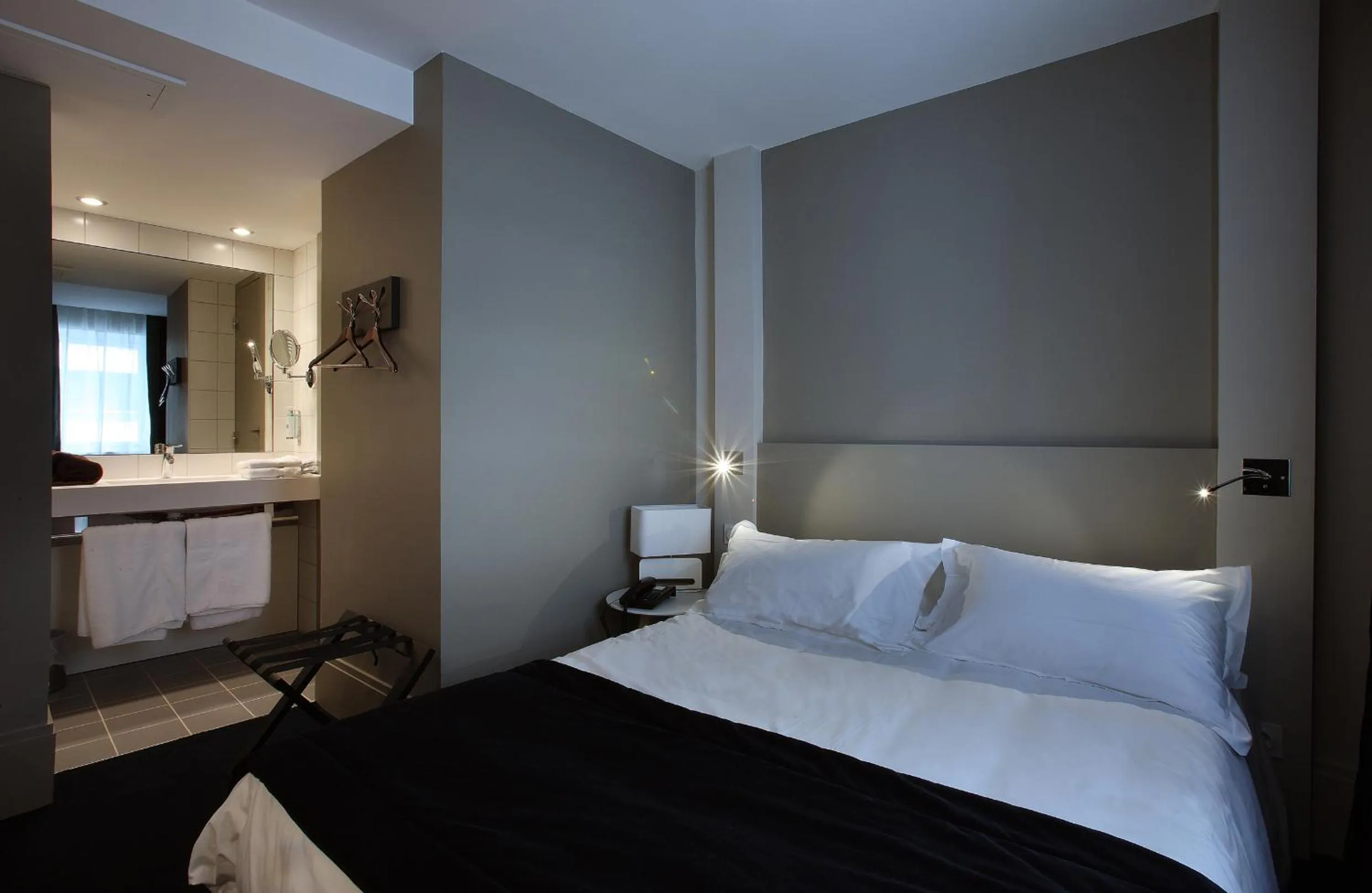 Bedroom, Bed in Hotel le Cinq Hyper - Centre