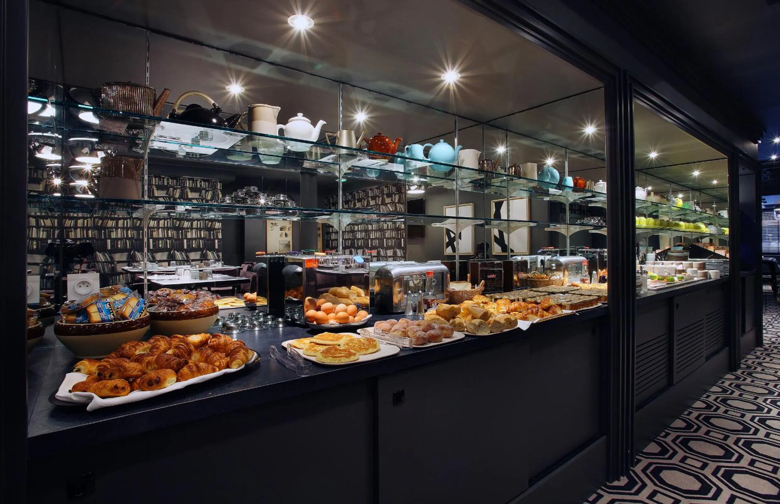 Restaurant/places to eat in Hotel le Cinq Hyper - Centre