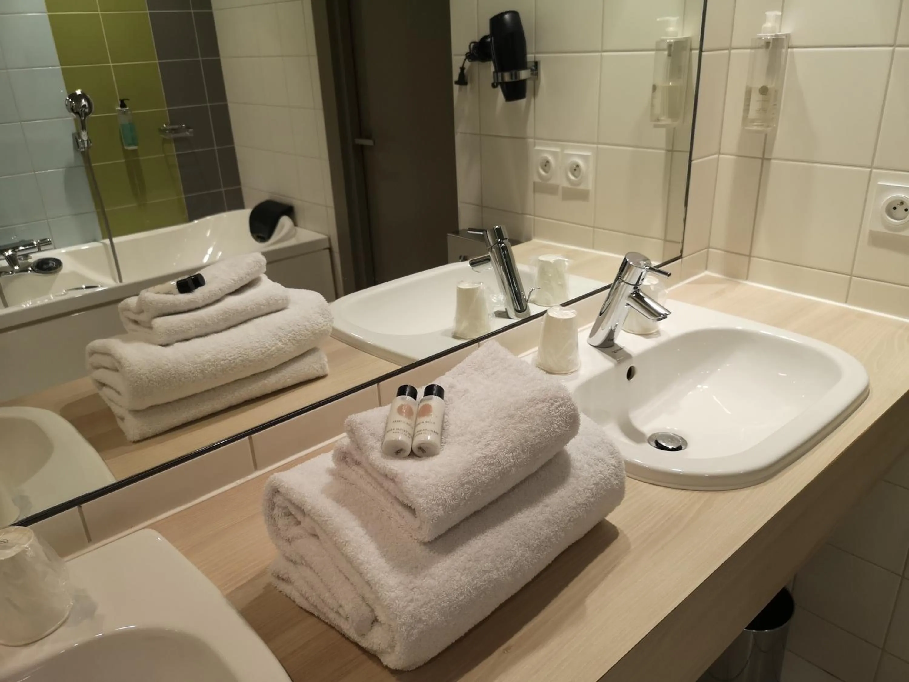 Bathroom in Hotel le Cinq Hyper - Centre