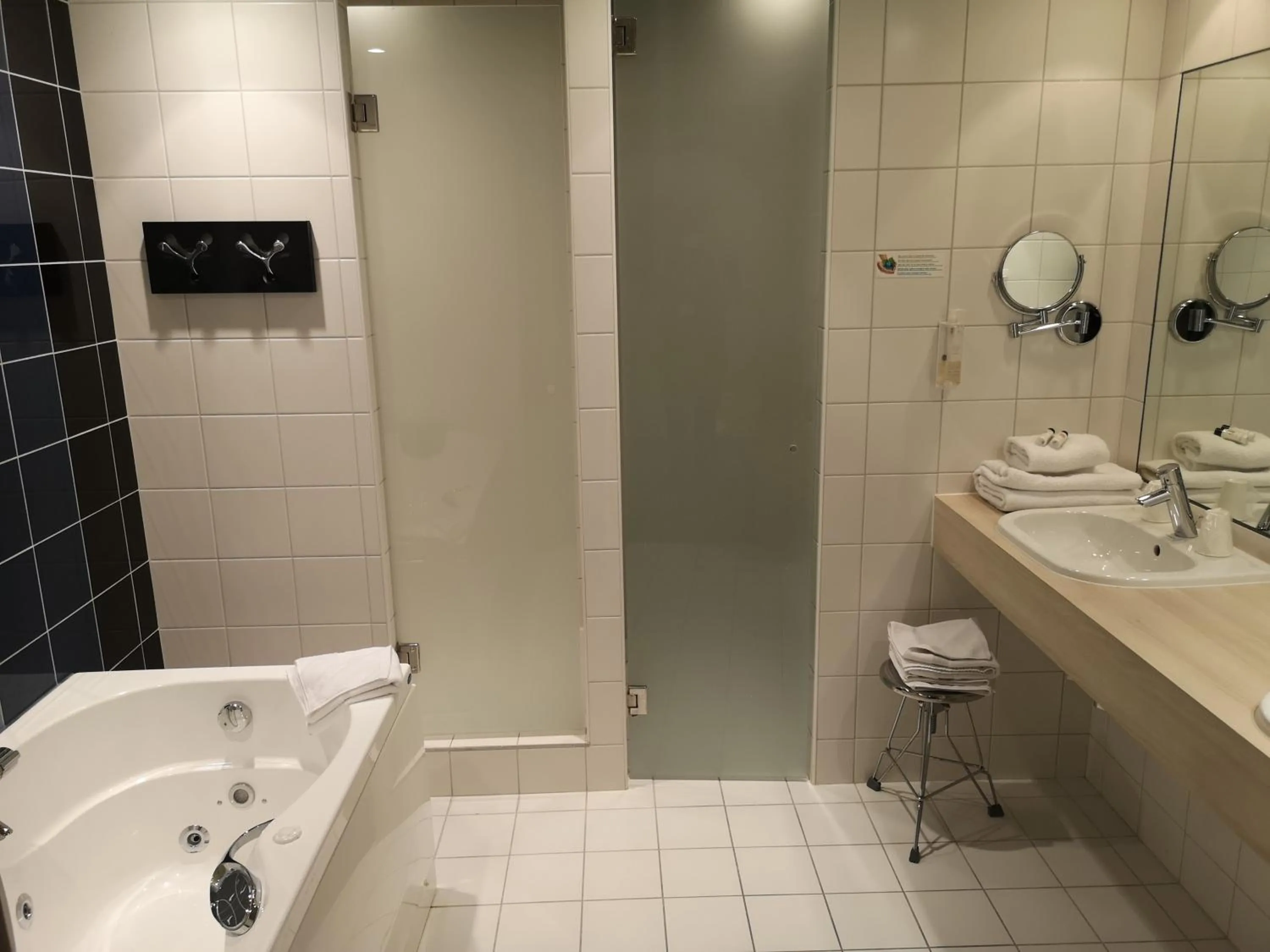 Bathroom in Hotel le Cinq Hyper - Centre