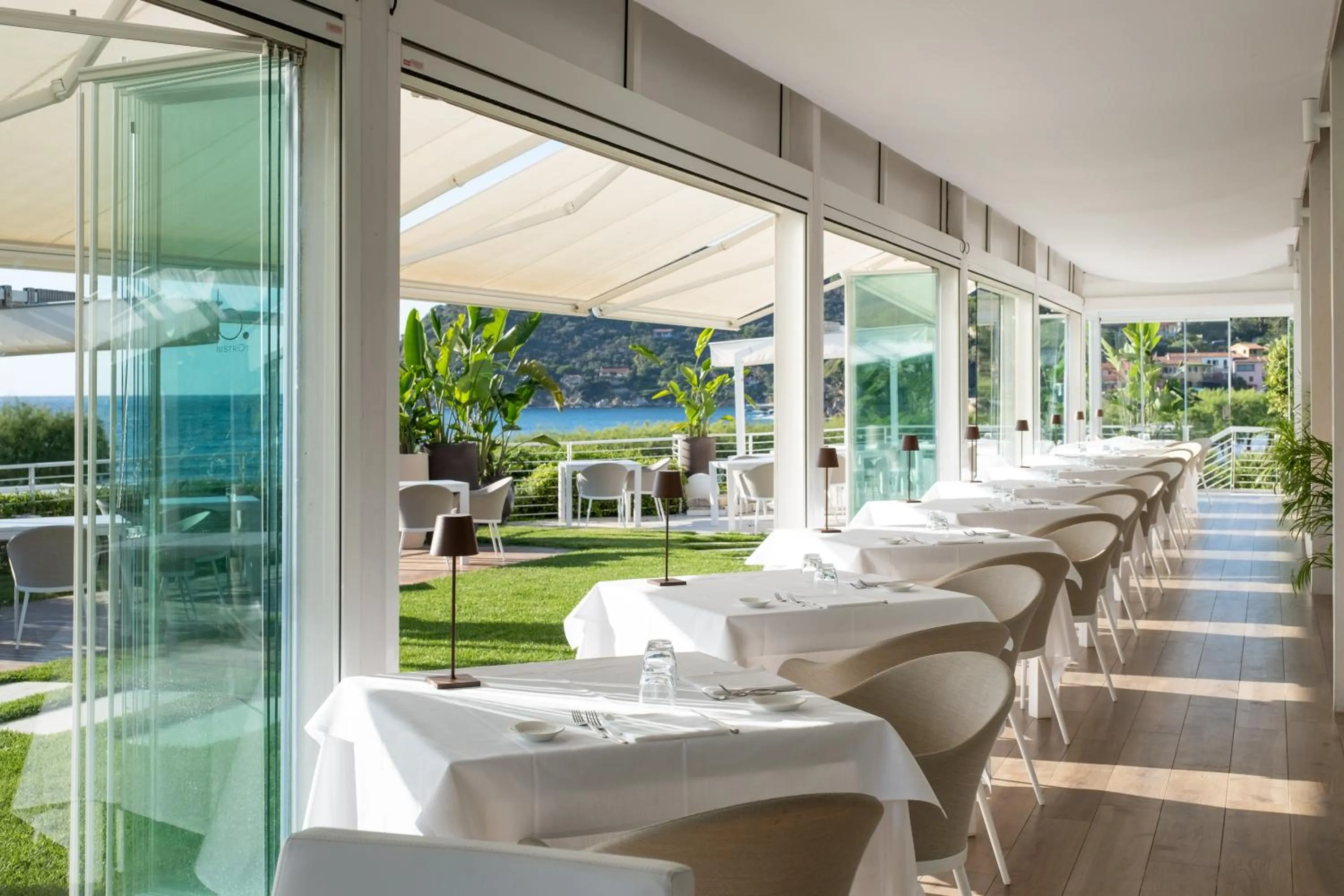 Restaurant/places to eat in Baia Bianca Suites