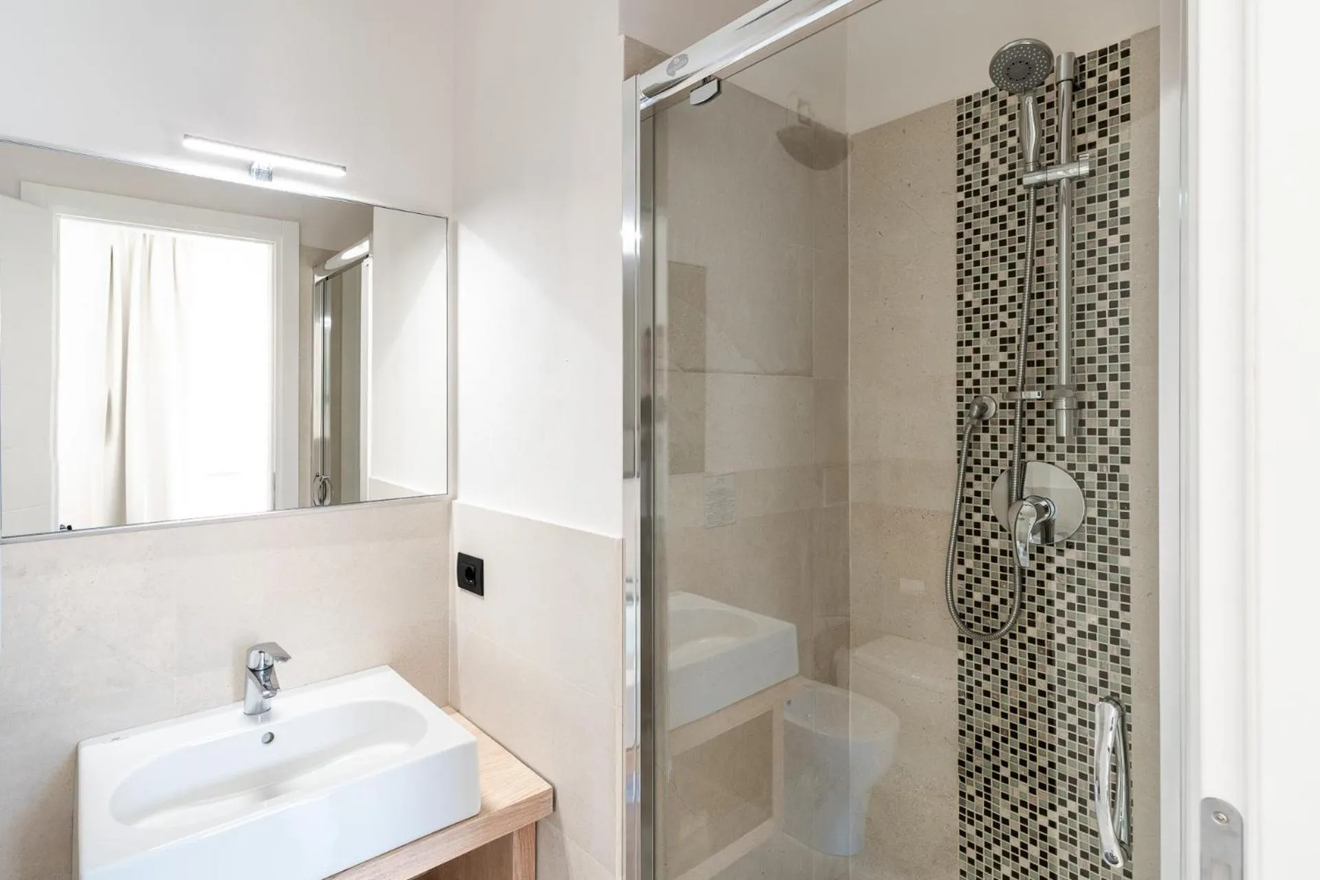 Shower in Hotel Delfino