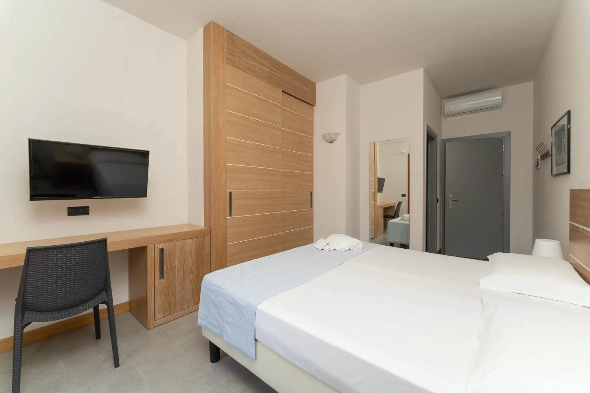 Bedroom, Bed in Hotel Delfino