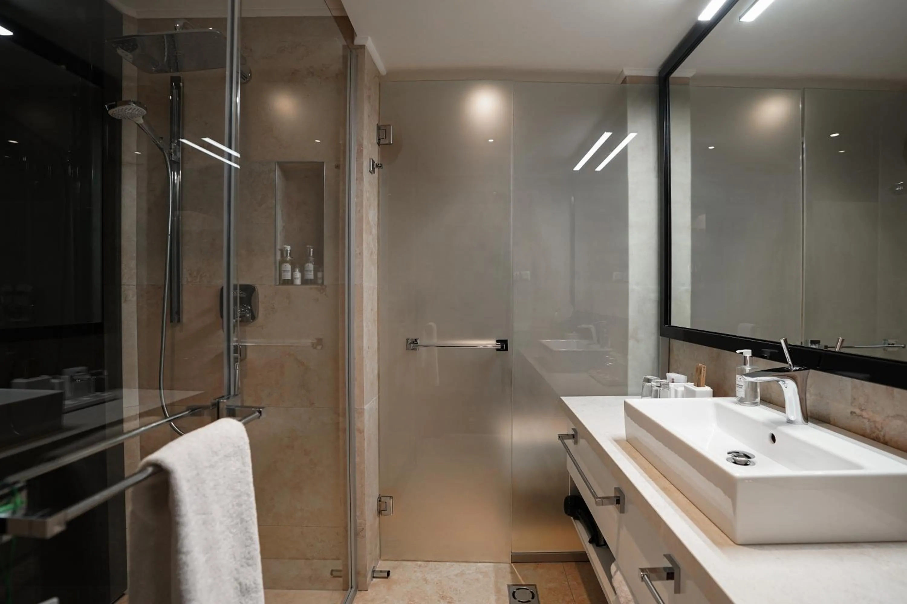 11 Mirrors Design Hotel