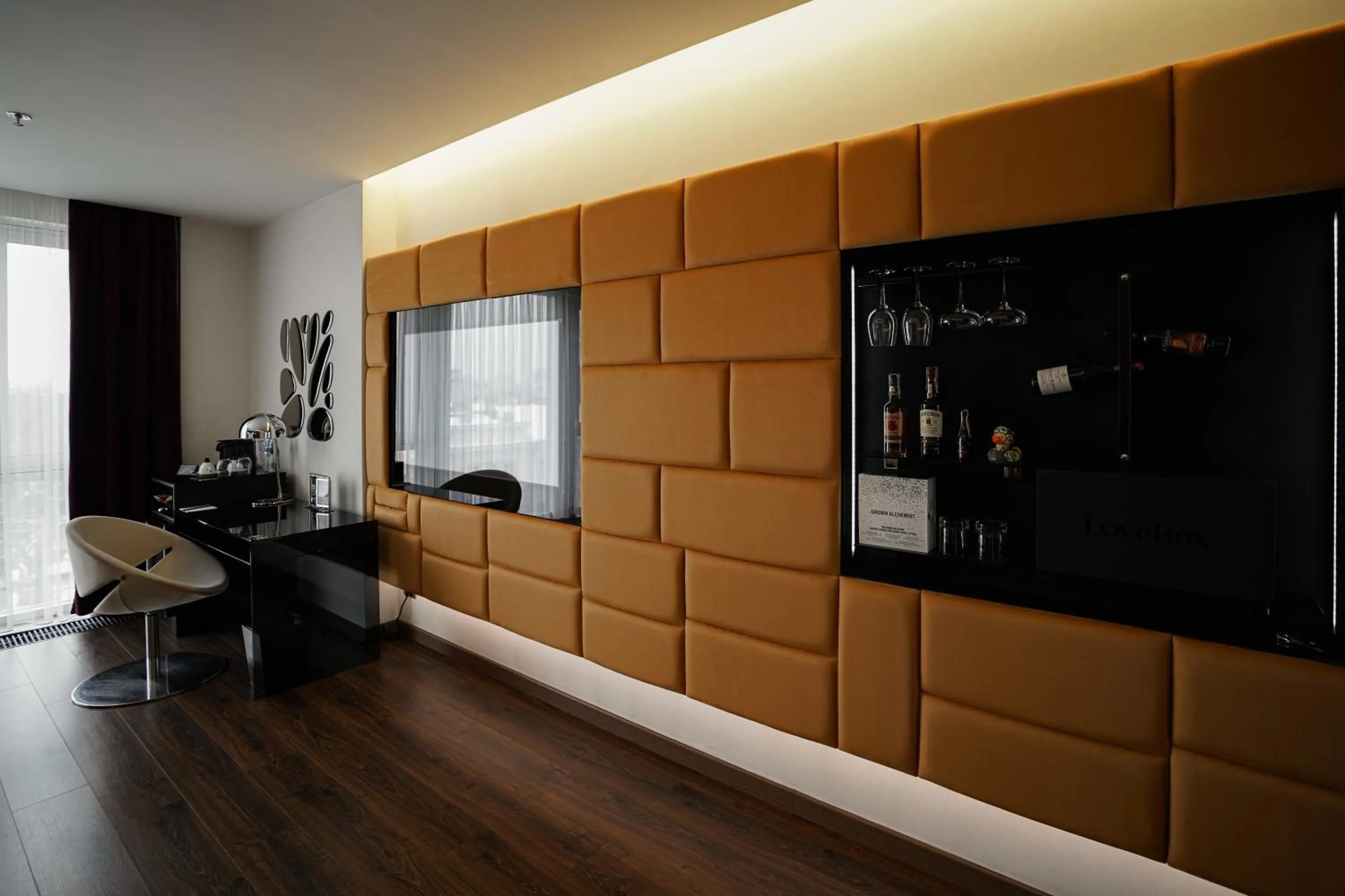 11 Mirrors Design Hotel