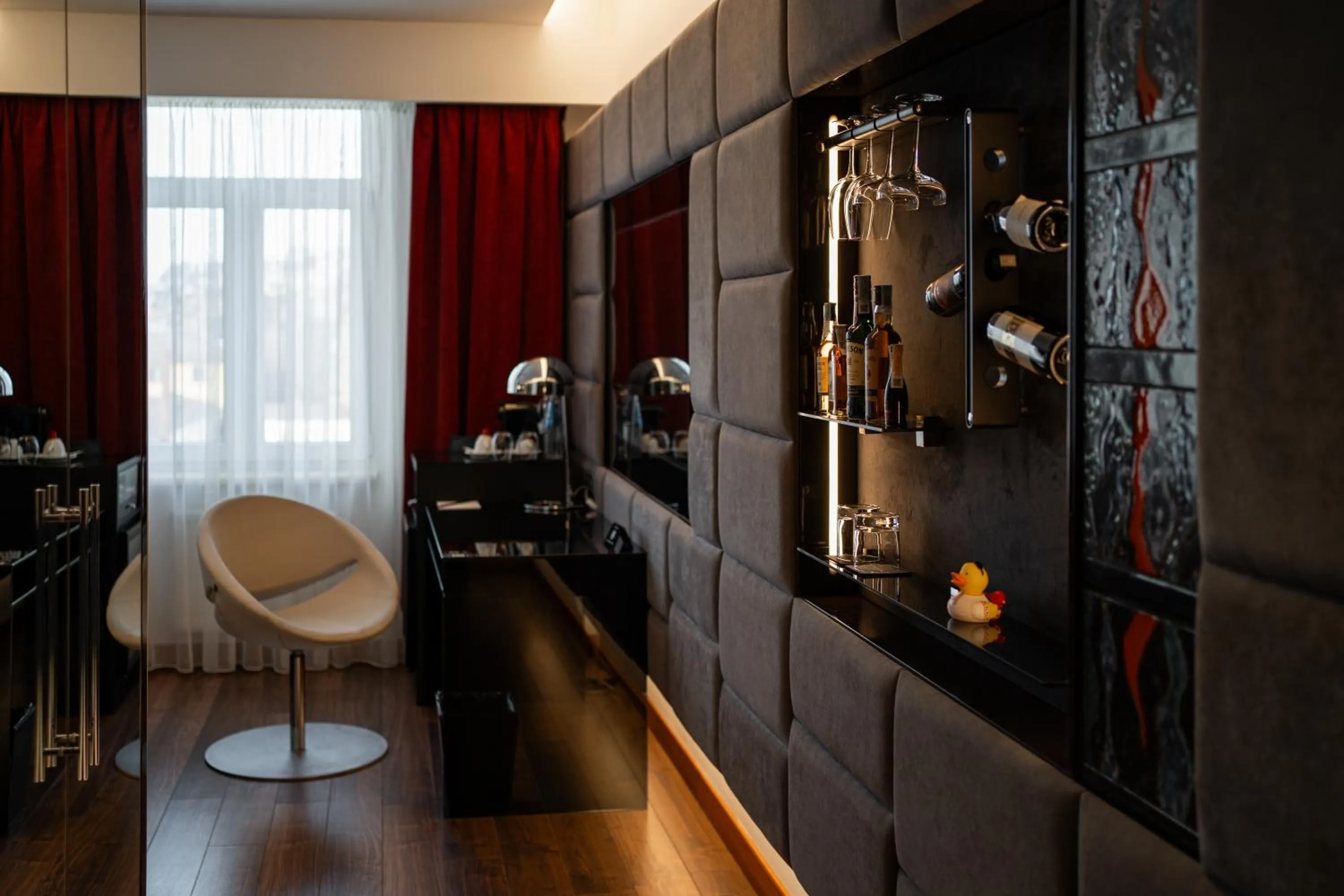 11 Mirrors Design Hotel