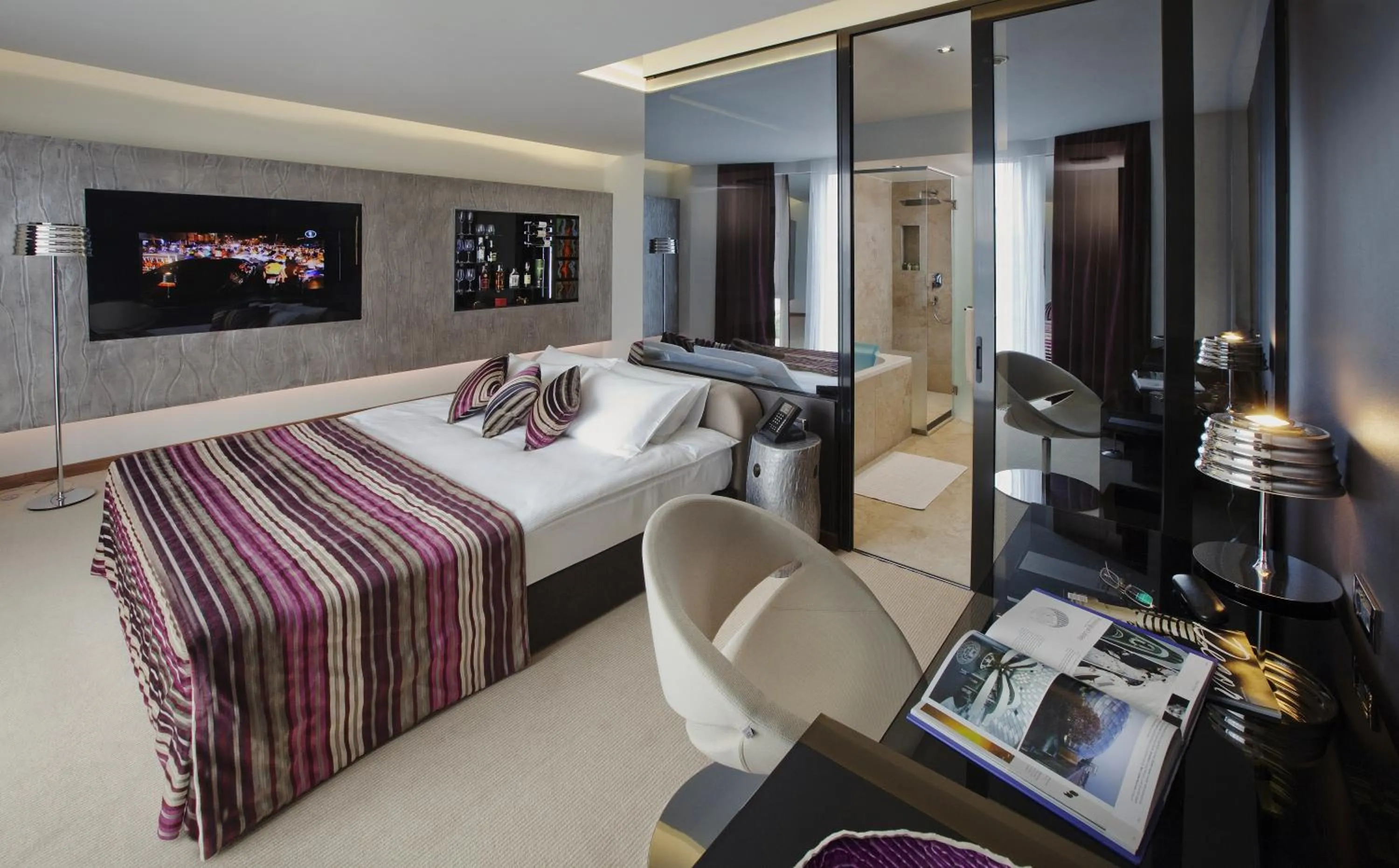 Bedroom, Bed in 11 Mirrors Design Hotel