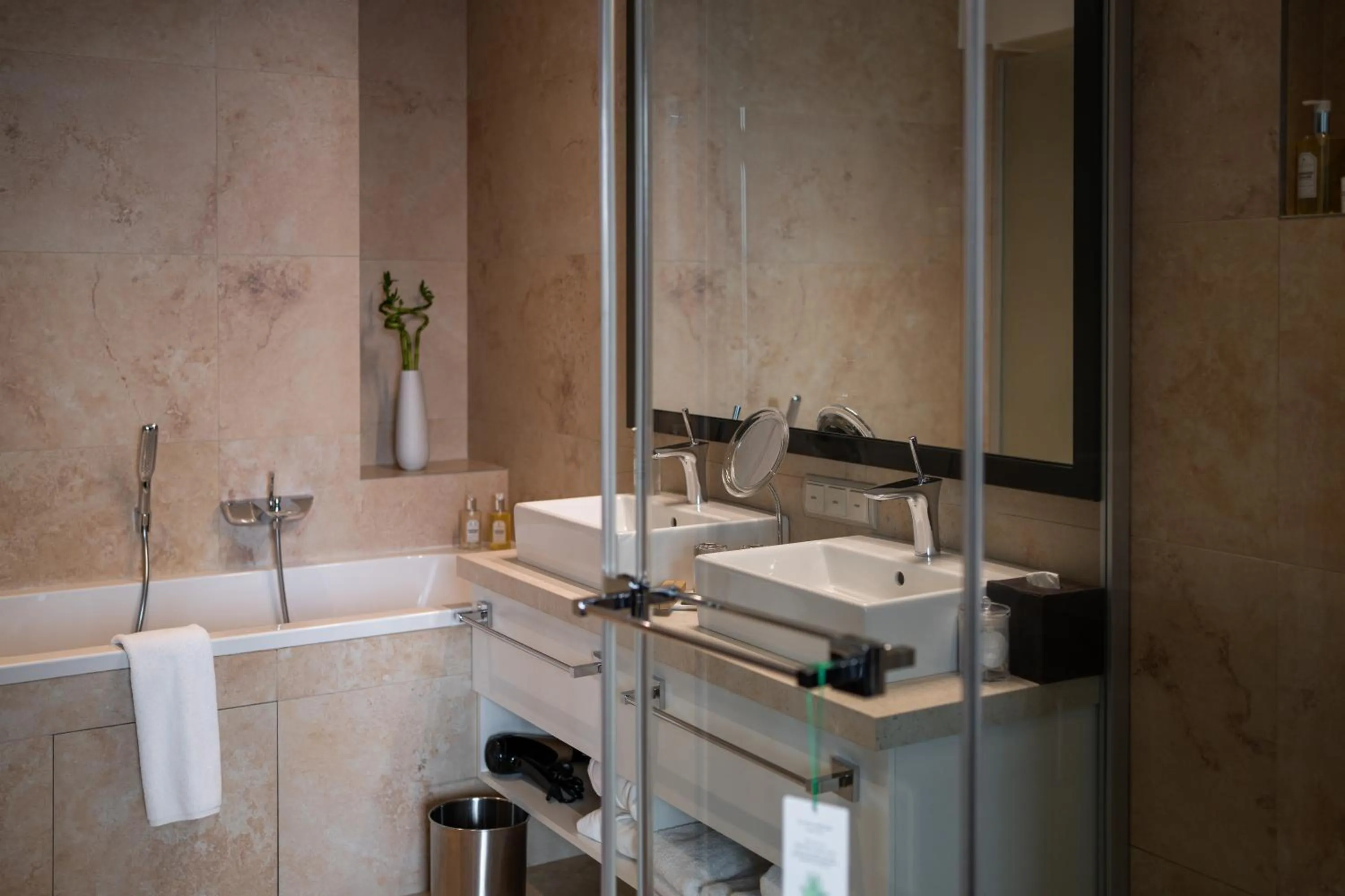 Bath in 11 Mirrors Design Hotel