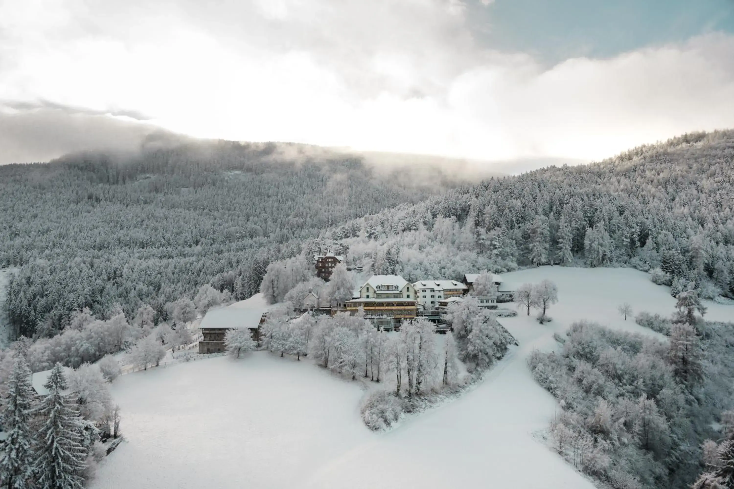 Property building in Gasthof Kohlern 1130 m Property building in Gasthof Kohlern 1130 m