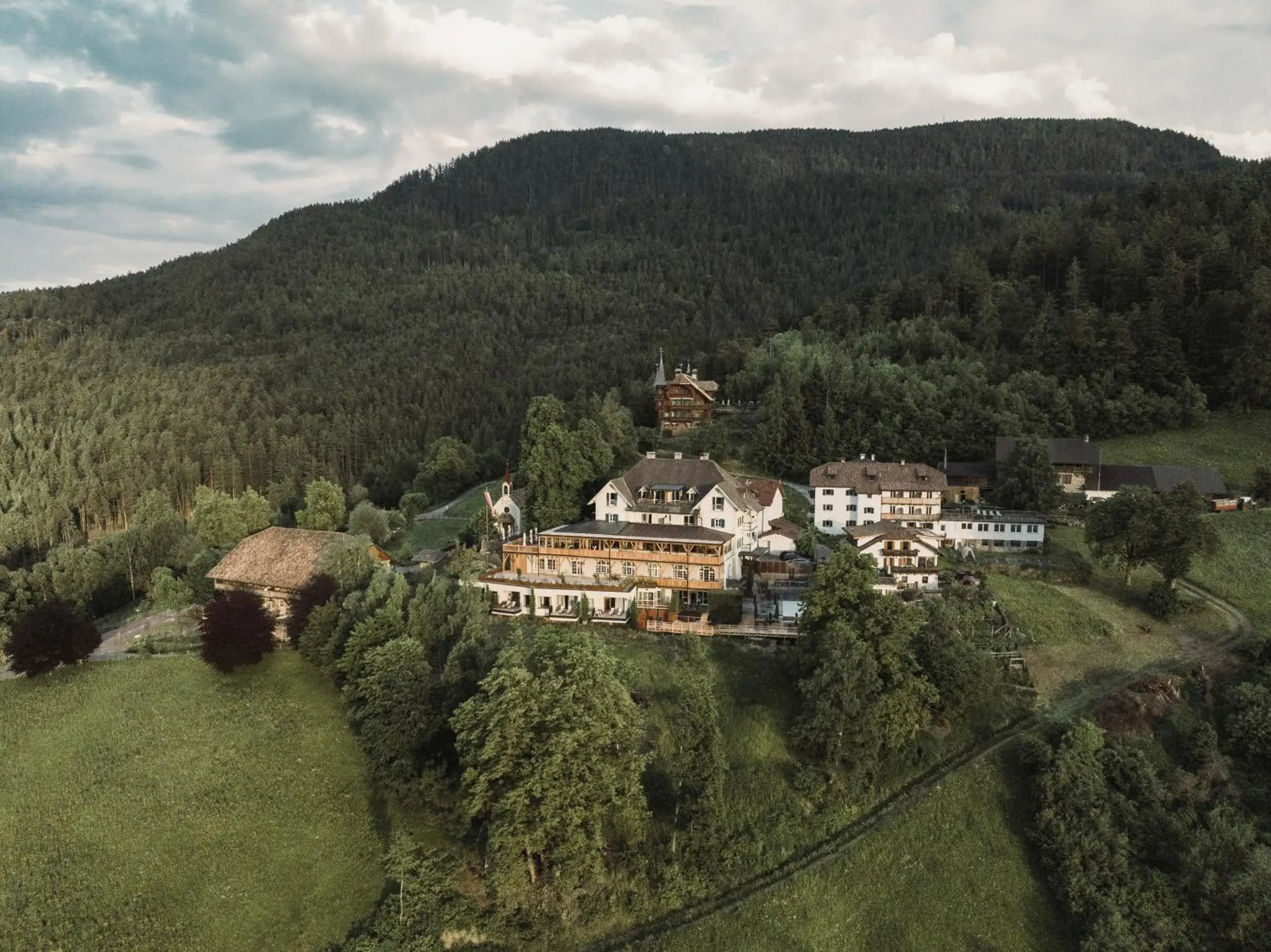 Property building in Gasthof Kohlern 1130 m Property building in Gasthof Kohlern 1130 m