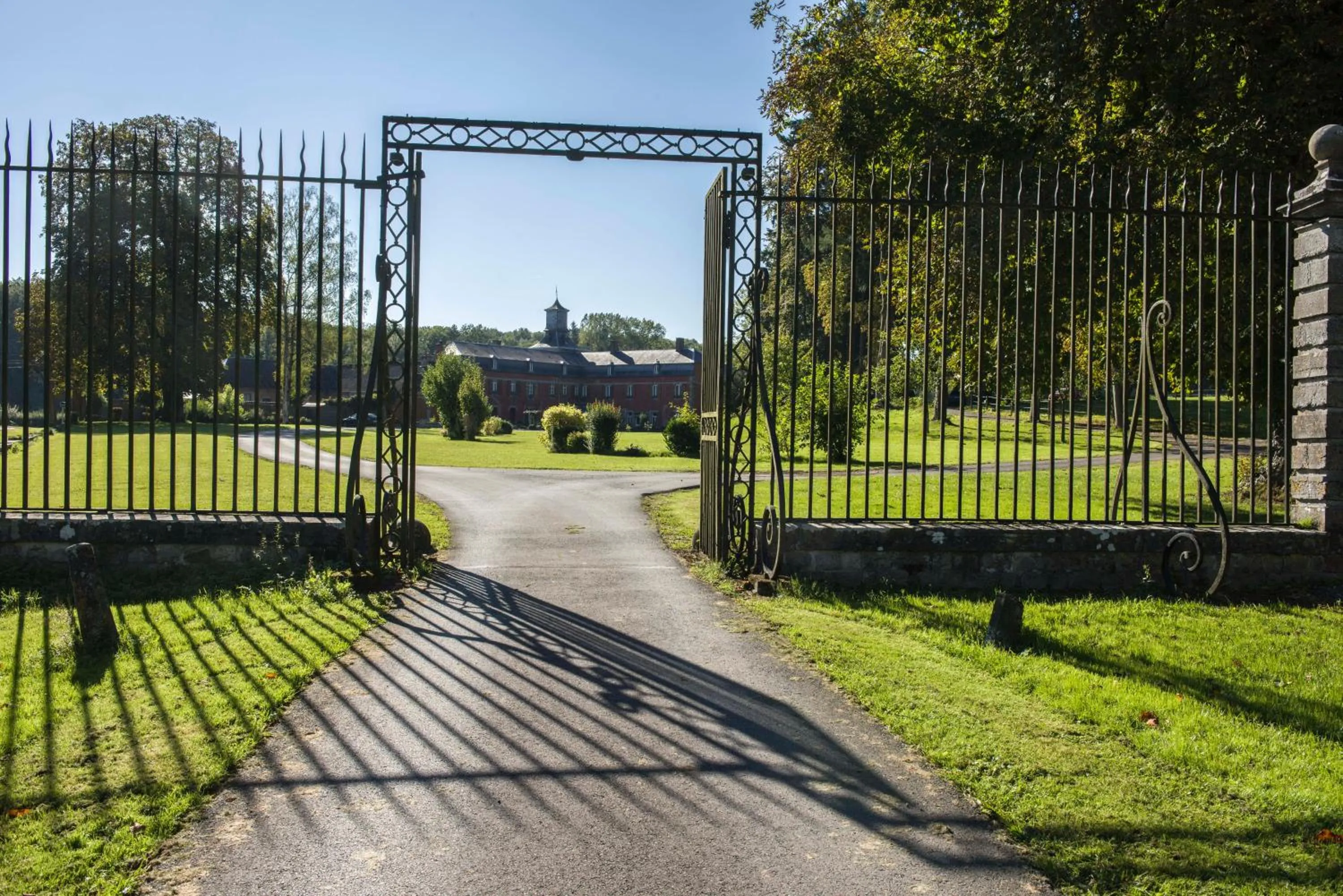 Property building in LOGIS - Château de la Motte - Hôtel & Restaurant