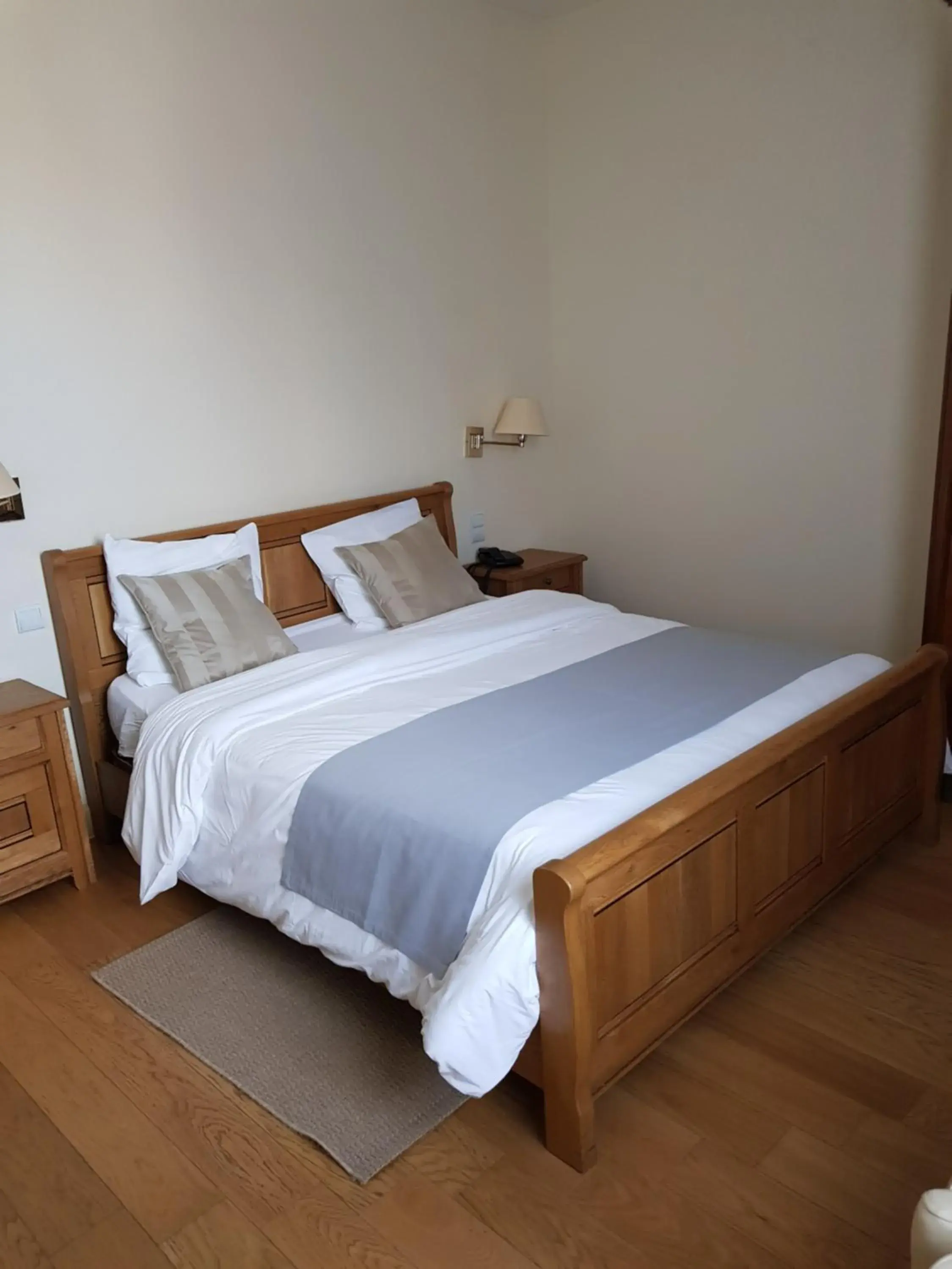 Bed in LOGIS - Château de la Motte - Hôtel & Restaurant Bed in LOGIS - Château de la Motte - Hôtel & Restaurant