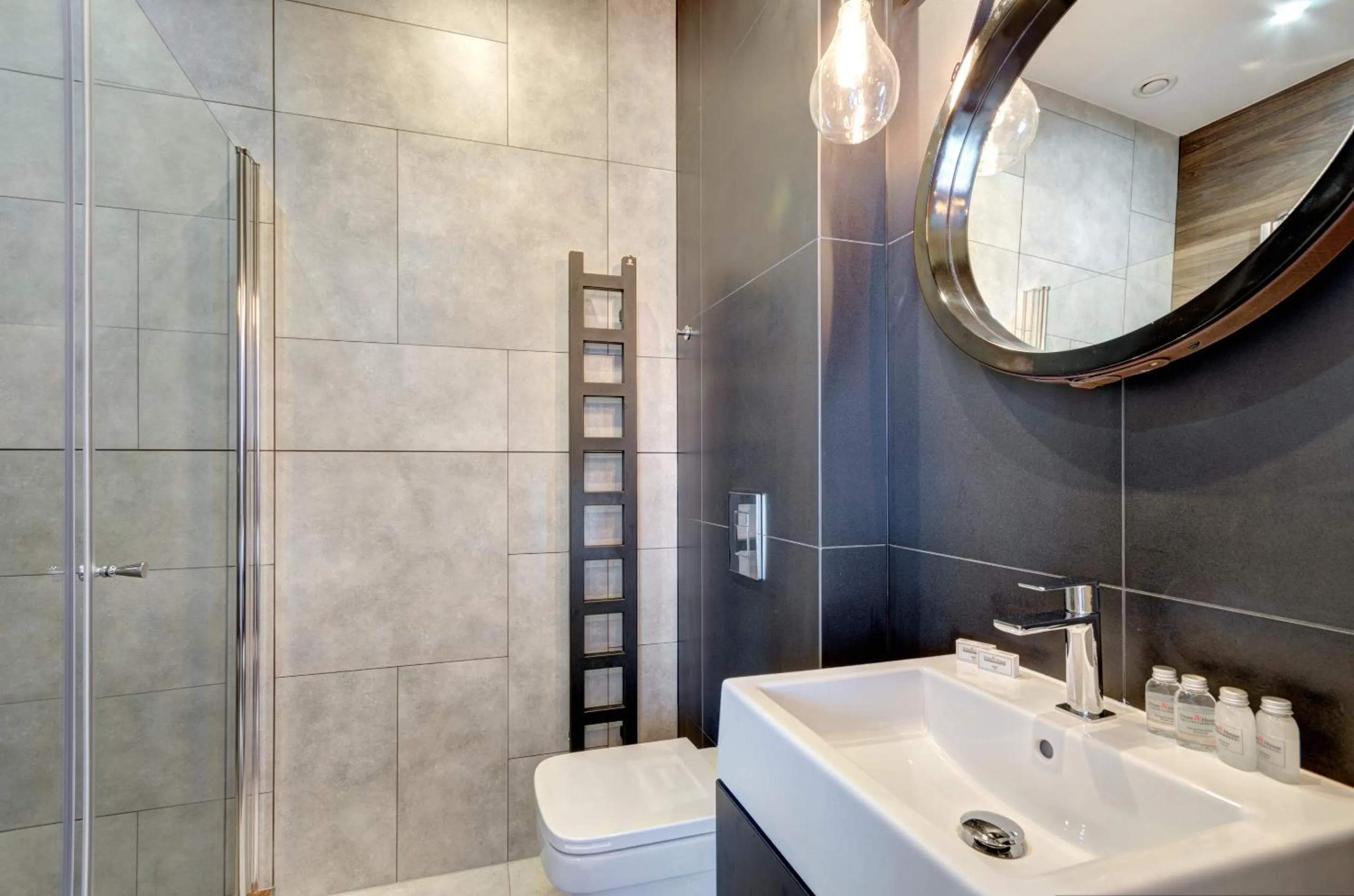 Shower in Dom & House – Old Town Waterlane