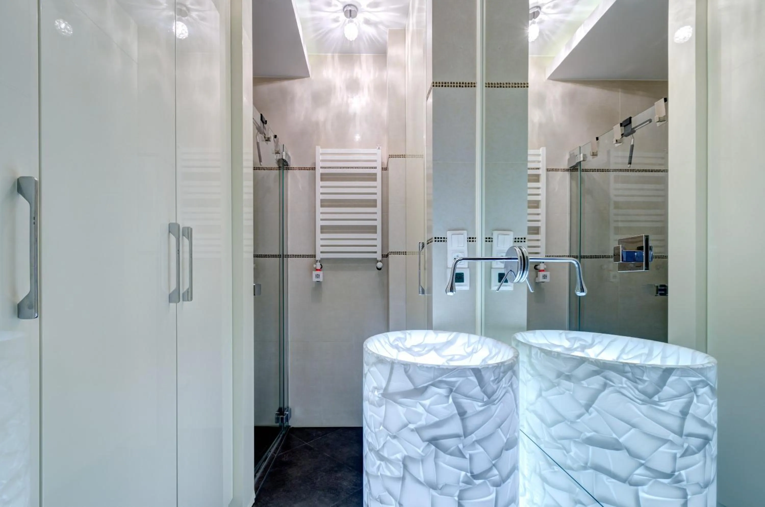 Shower in Dom & House – Old Town Waterlane