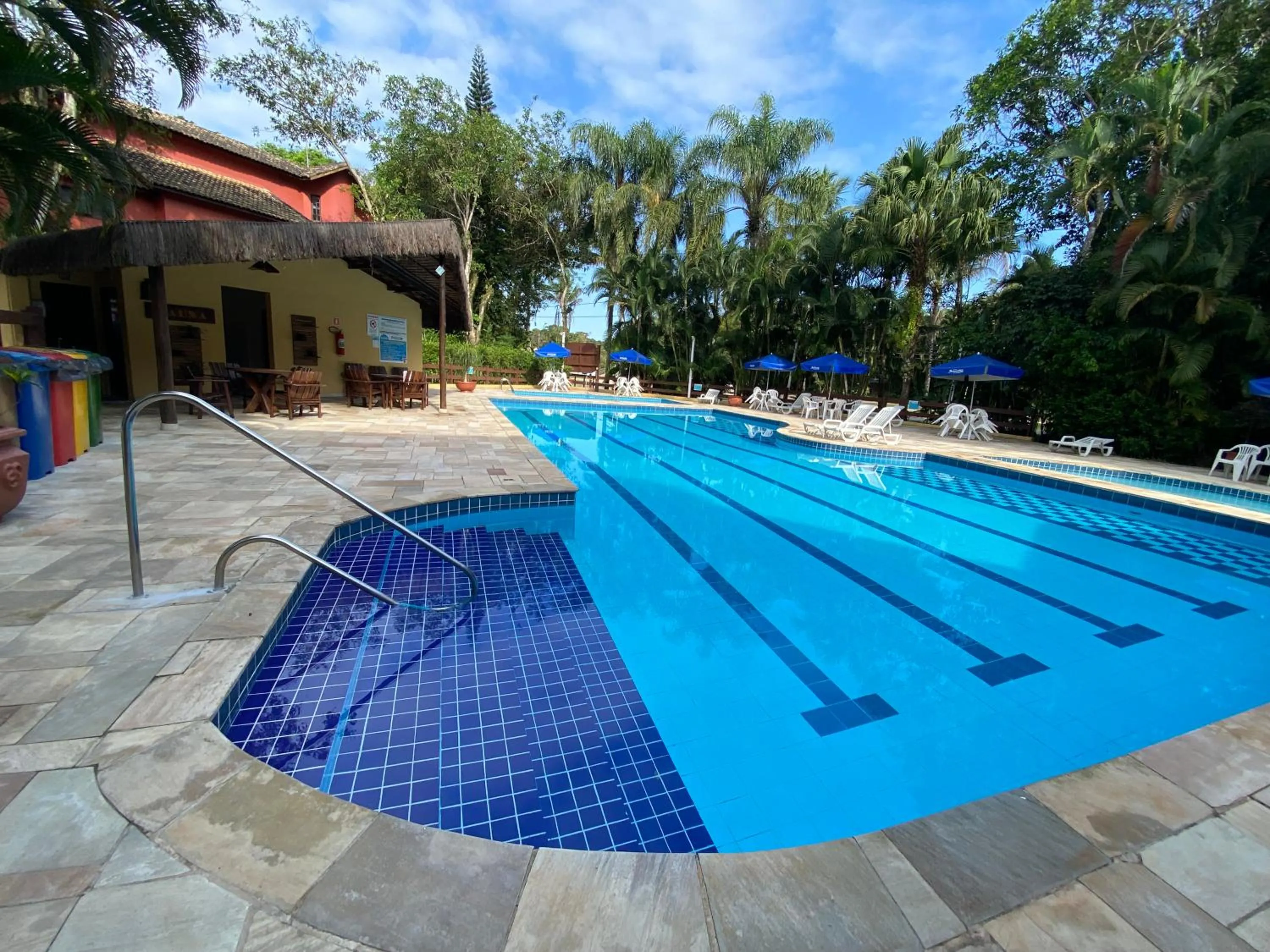 Pool view in Flat estudio 110 Amarilis Riviera de São Lourenço, 03 piscina climatizada, serviço de hotelaria, limpesa e troca de toalhas diária, carregador veiculo elétrico e servico de praia finais de semana WiFi 500