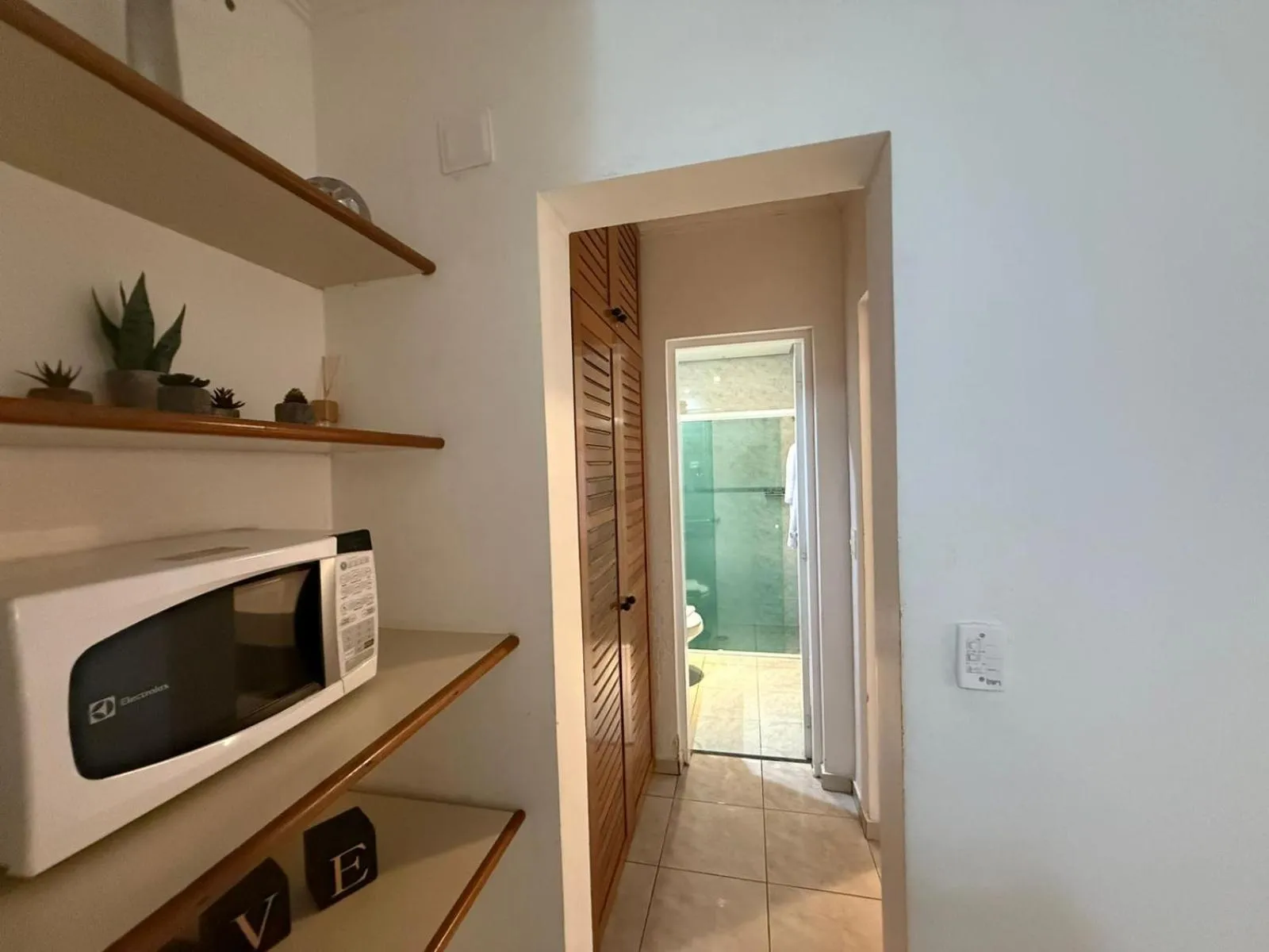 Kitchen or kitchenette in Flat estudio 110 Amarilis Riviera de São Lourenço, 03 piscina climatizada, serviço de hotelaria, limpesa e troca de toalhas diária, carregador veiculo elétrico e servico de praia finais de semana WiFi 500