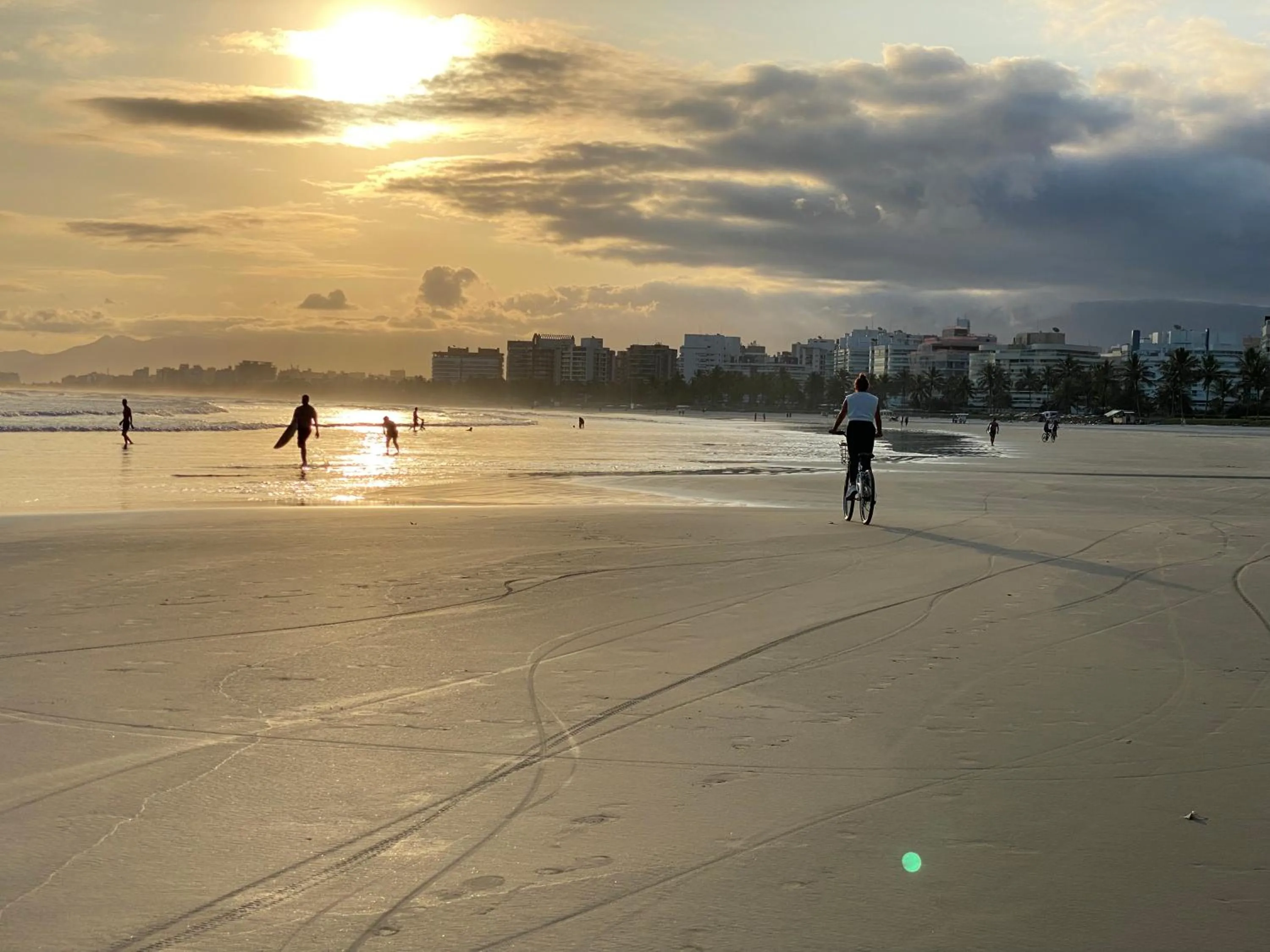 Sea view in Flat estudio 110 Amarilis Riviera de São Lourenço, 03 piscina climatizada, serviço de hotelaria, limpesa e troca de toalhas diária, carregador veiculo elétrico e servico de praia finais de semana WiFi 500