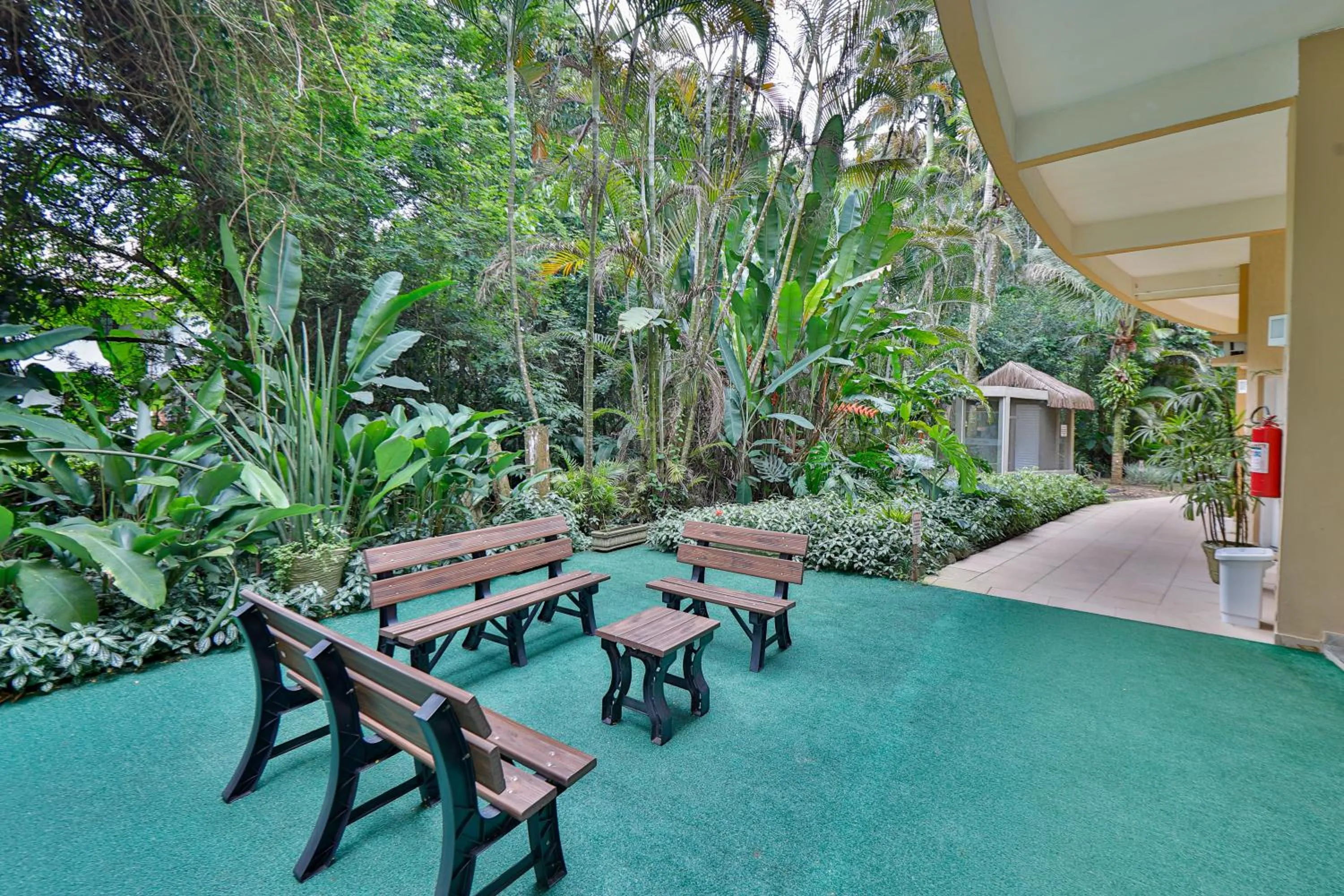 Garden view in Flat estudio 110 Amarilis Riviera de São Lourenço, 03 piscina climatizada, serviço de hotelaria, limpesa e troca de toalhas diária, carregador veiculo elétrico e servico de praia finais de semana WiFi 500