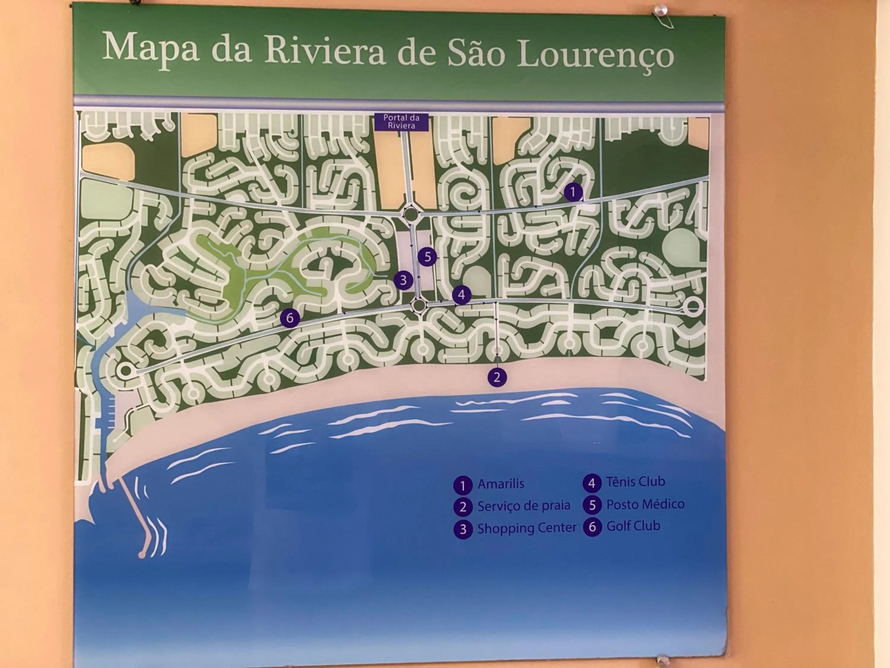 Text overlay in Flat estudio 110 Amarilis Riviera de São Lourenço, 03 piscina climatizada, serviço de hotelaria, limpesa e troca de toalhas diária, carregador veiculo elétrico e servico de praia finais de semana WiFi 500