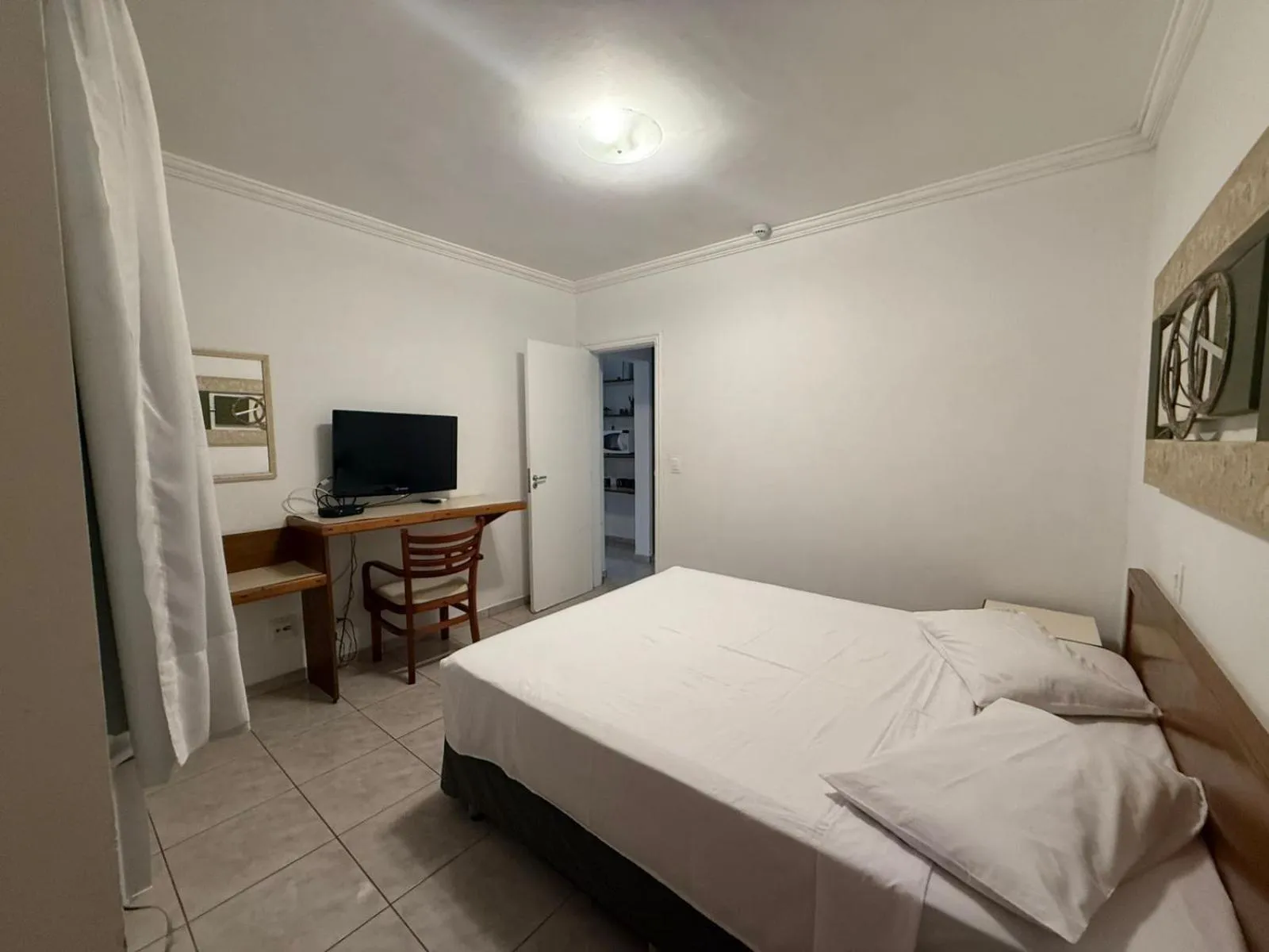 Photo of the whole room, Bed in Flat estudio 110 Amarilis Riviera de São Lourenço, 03 piscina climatizada, serviço de hotelaria, limpesa e troca de toalhas diária, carregador veiculo elétrico e servico de praia finais de semana WiFi 500