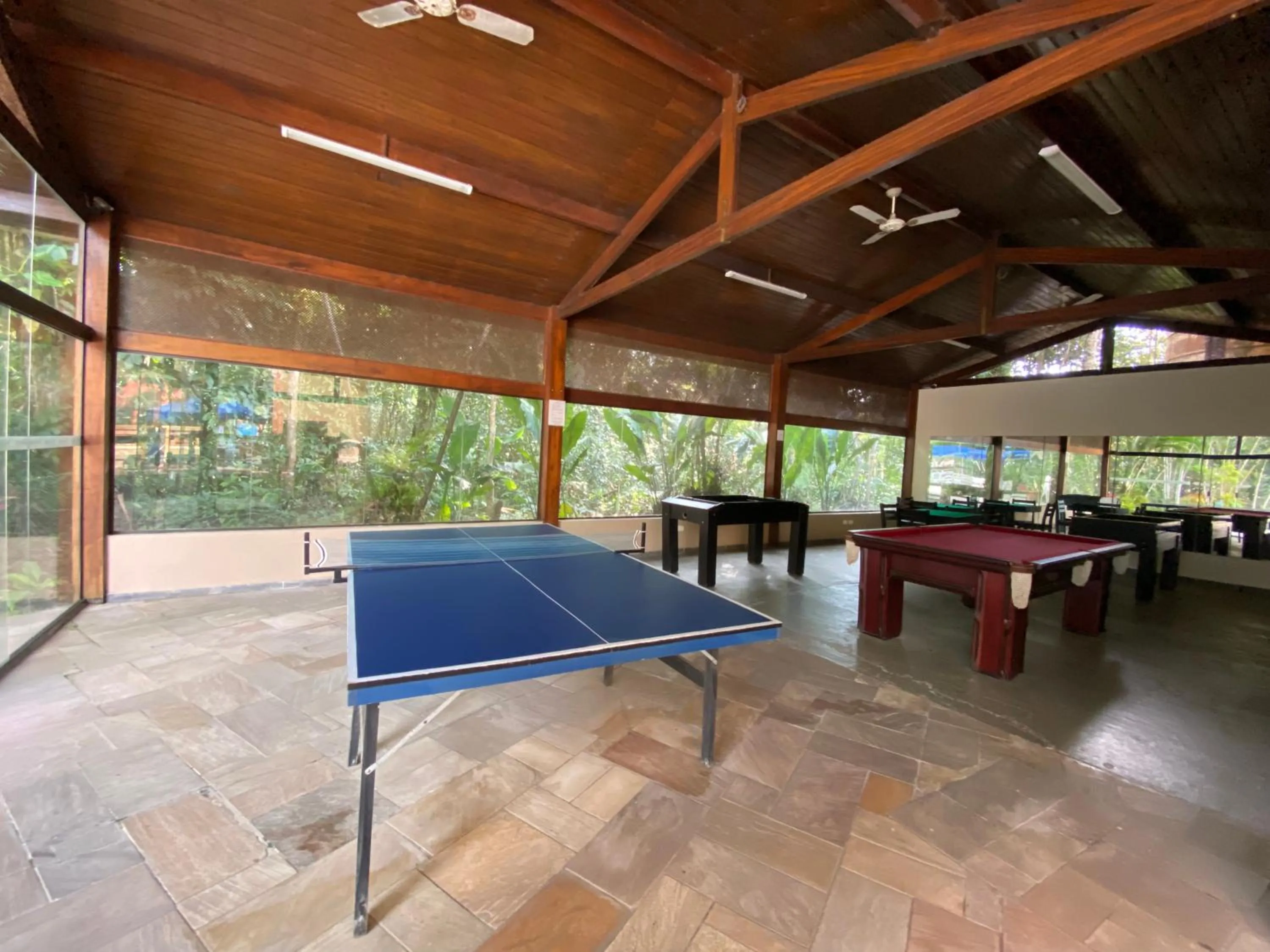 Table tennis in Flat estudio 110 Amarilis Riviera de São Lourenço, 03 piscina climatizada, serviço de hotelaria, limpesa e troca de toalhas diária, carregador veiculo elétrico e servico de praia finais de semana WiFi 500