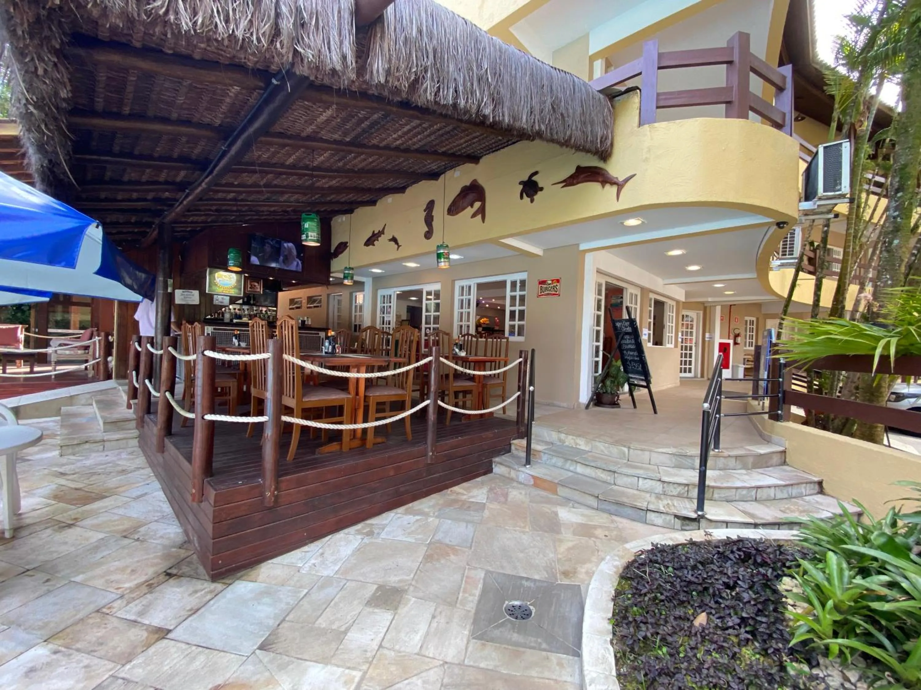 Property building in Flat estudio 110 Amarilis Riviera de São Lourenço, 03 piscina climatizada, serviço de hotelaria, limpesa e troca de toalhas diária, carregador veiculo elétrico e servico de praia finais de semana WiFi 500