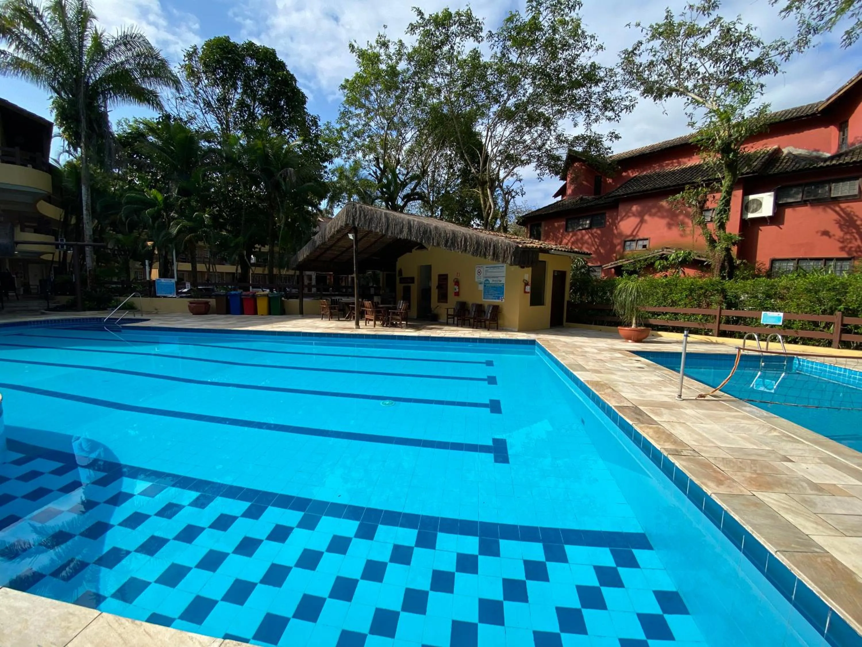 Swimming pool in Flat estudio 110 Amarilis Riviera de São Lourenço, 03 piscina climatizada, serviço de hotelaria, limpesa e troca de toalhas diária, carregador veiculo elétrico e servico de praia finais de semana WiFi 500