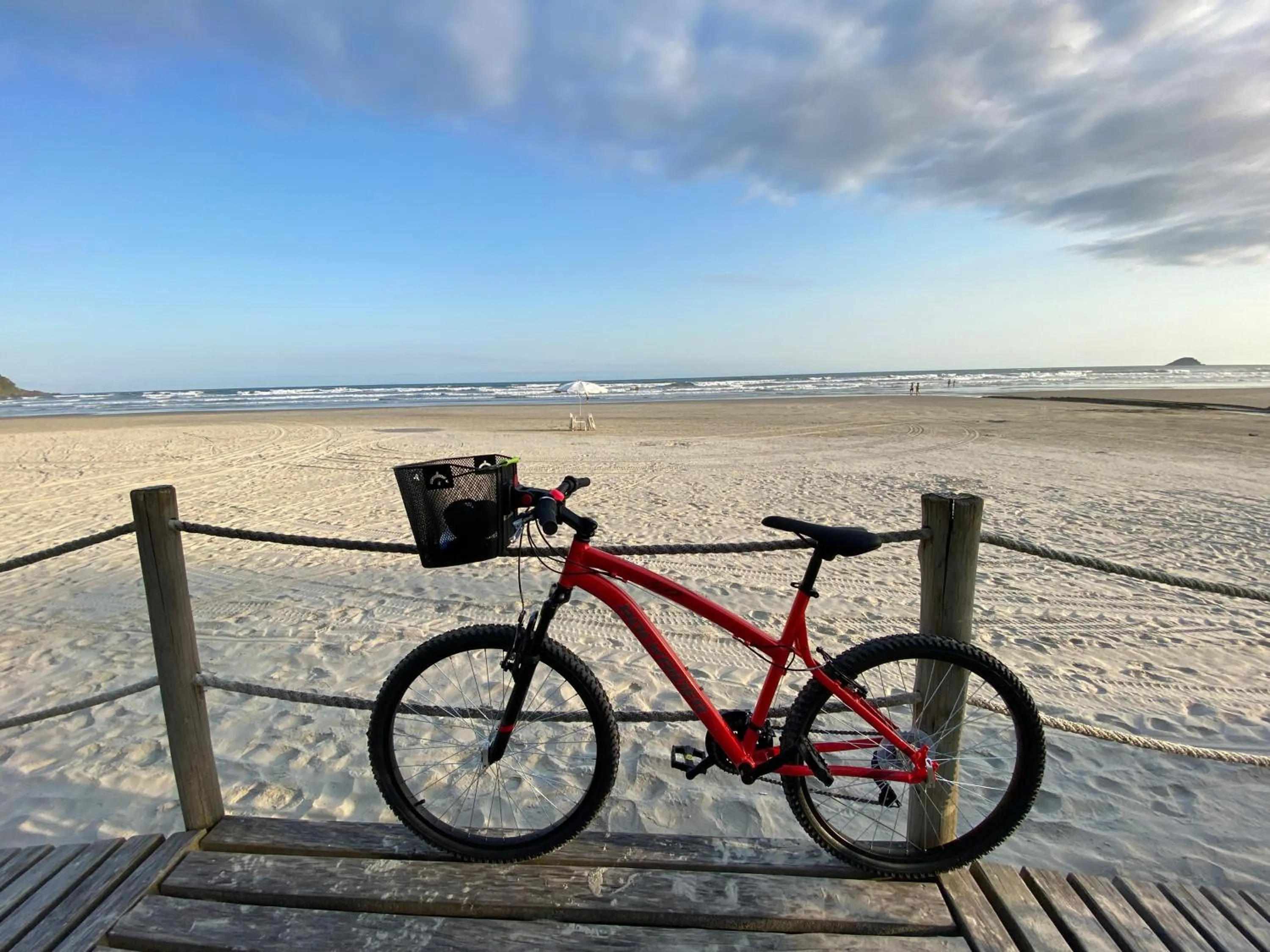 Cycling in Flat estudio 110 Amarilis Riviera de São Lourenço, 03 piscina climatizada, serviço de hotelaria, limpesa e troca de toalhas diária, carregador veiculo elétrico e servico de praia finais de semana WiFi 500