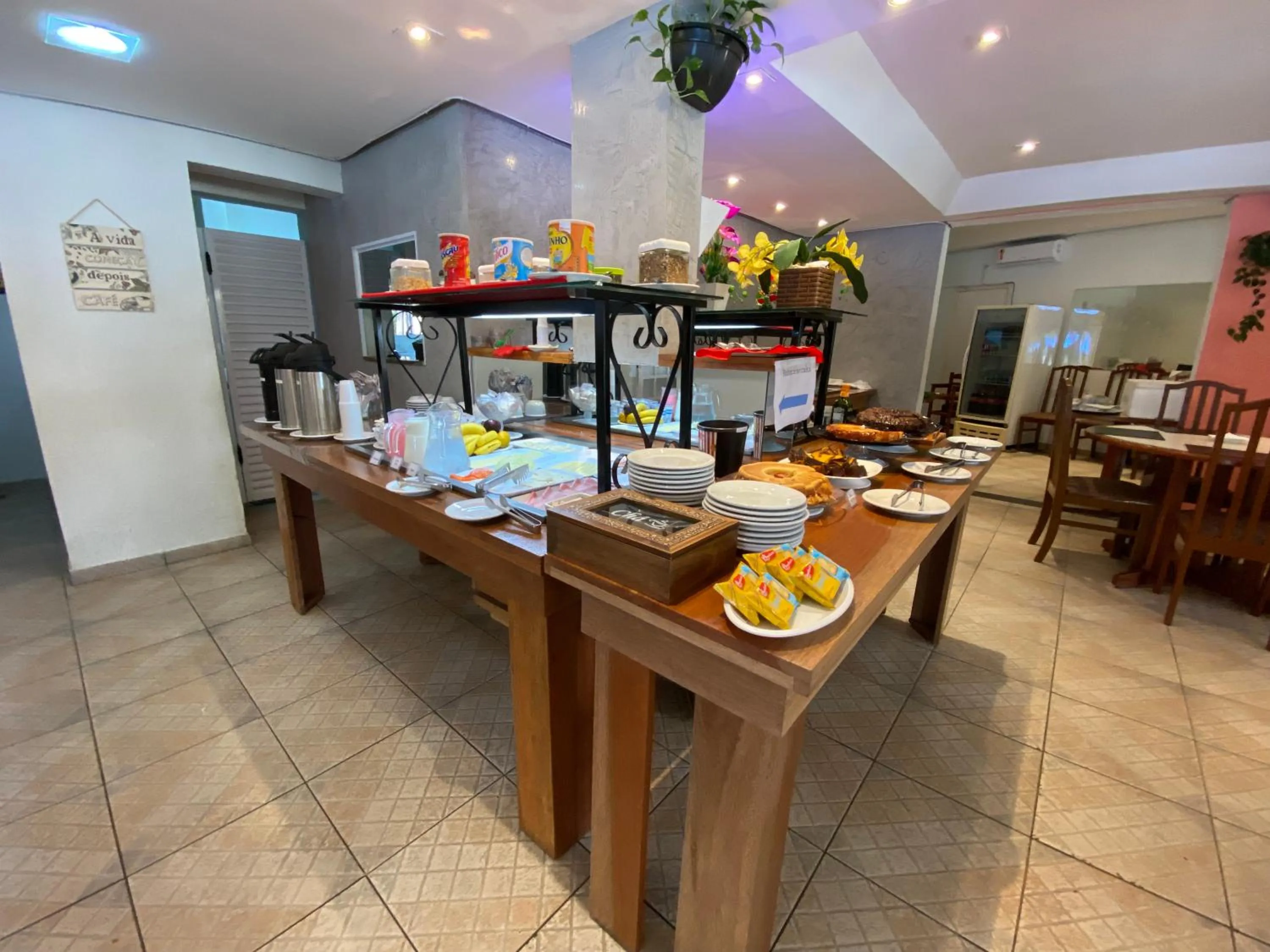 Buffet breakfast in Flat estudio 110 Amarilis Riviera de São Lourenço, 03 piscina climatizada, serviço de hotelaria, limpesa e troca de toalhas diária, carregador veiculo elétrico e servico de praia finais de semana WiFi 500