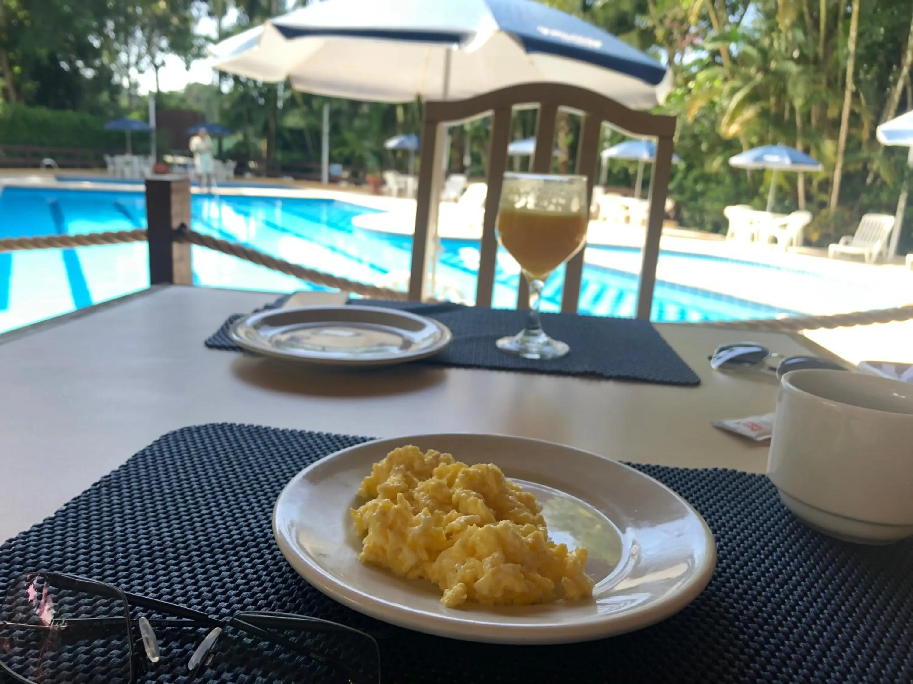 Breakfast in Flat estudio 110 Amarilis Riviera de São Lourenço, 03 piscina climatizada, serviço de hotelaria, limpesa e troca de toalhas diária, carregador veiculo elétrico e servico de praia finais de semana WiFi 500