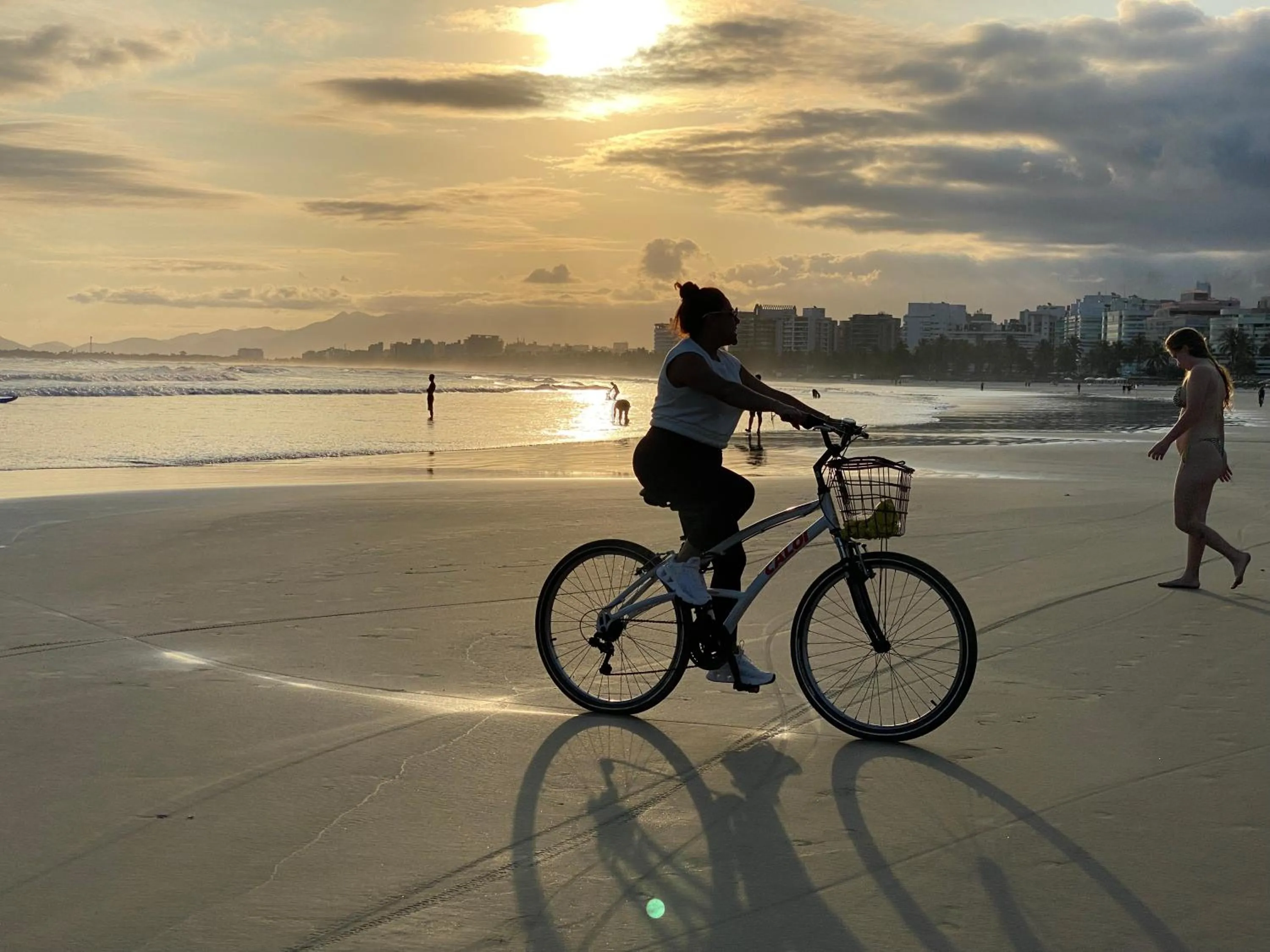 Cycling in Flat estudio 110 Amarilis Riviera de São Lourenço, 03 piscina climatizada, serviço de hotelaria, limpesa e troca de toalhas diária, carregador veiculo elétrico e servico de praia finais de semana WiFi 500
