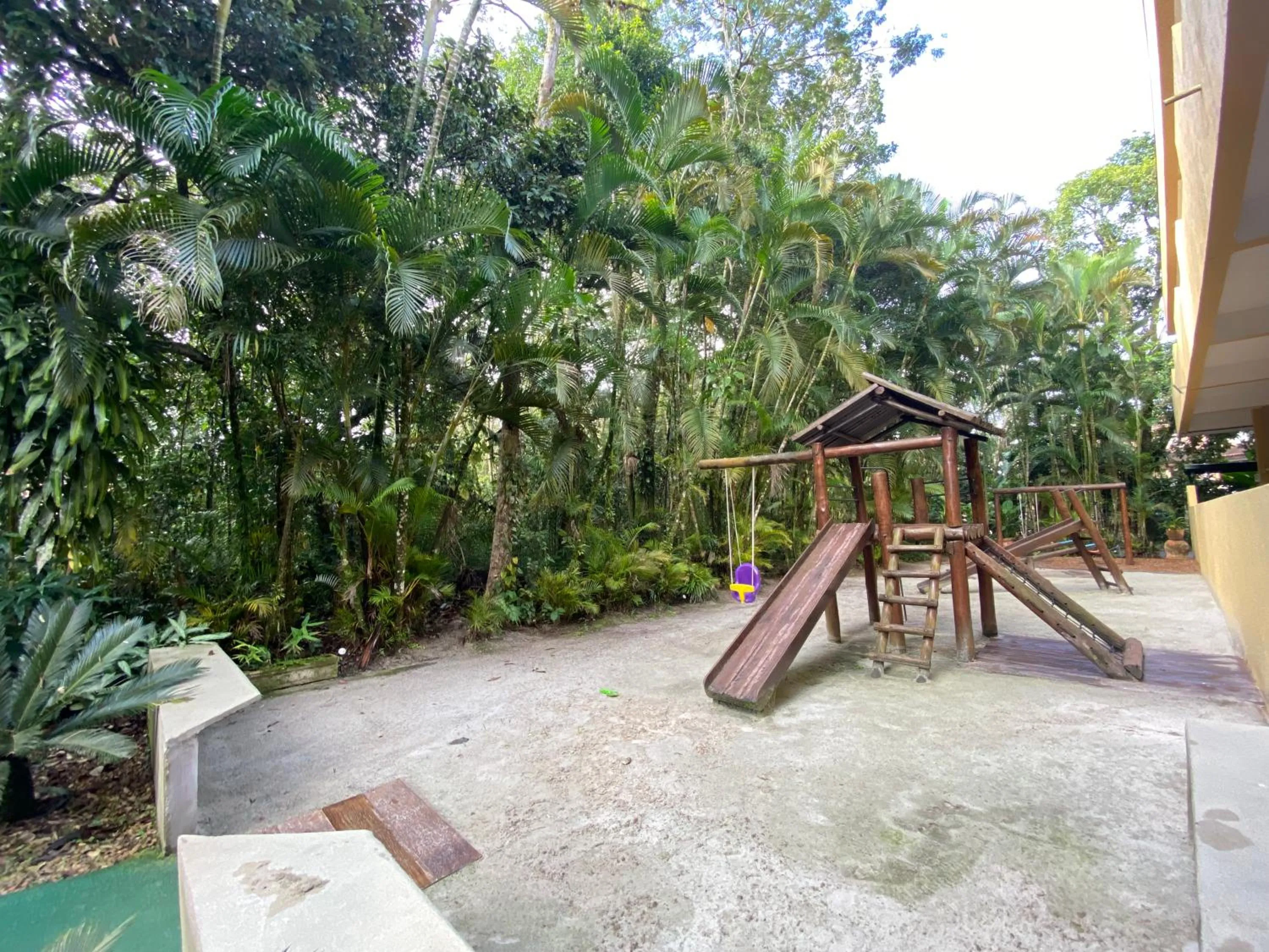 Children play ground in Flat estudio 110 Amarilis Riviera de São Lourenço, 03 piscina climatizada, serviço de hotelaria, limpesa e troca de toalhas diária, carregador veiculo elétrico e servico de praia finais de semana WiFi 500