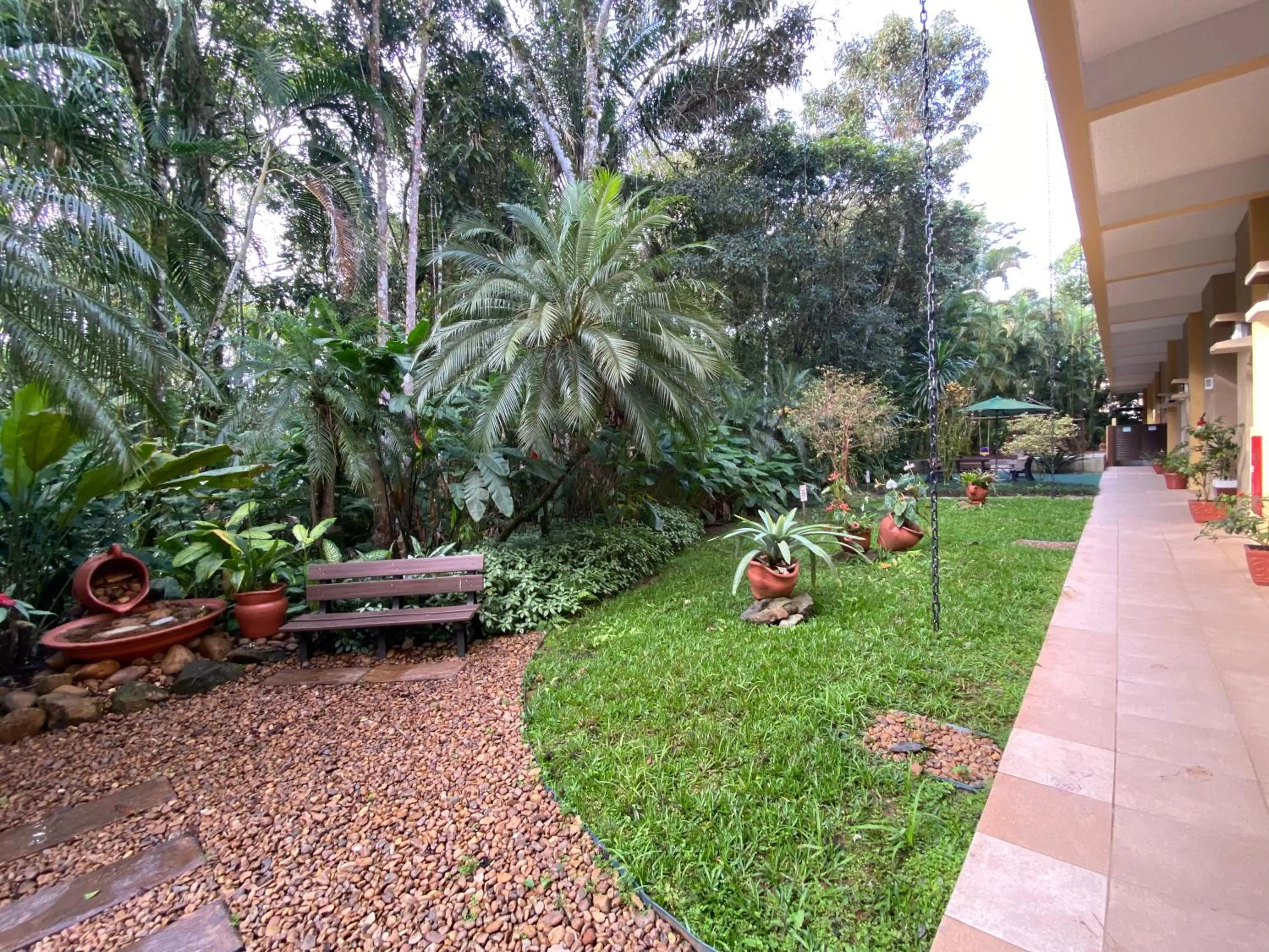 Garden view in Flat estudio 110 Amarilis Riviera de São Lourenço, 03 piscina climatizada, serviço de hotelaria, limpesa e troca de toalhas diária, carregador veiculo elétrico e servico de praia finais de semana WiFi 500