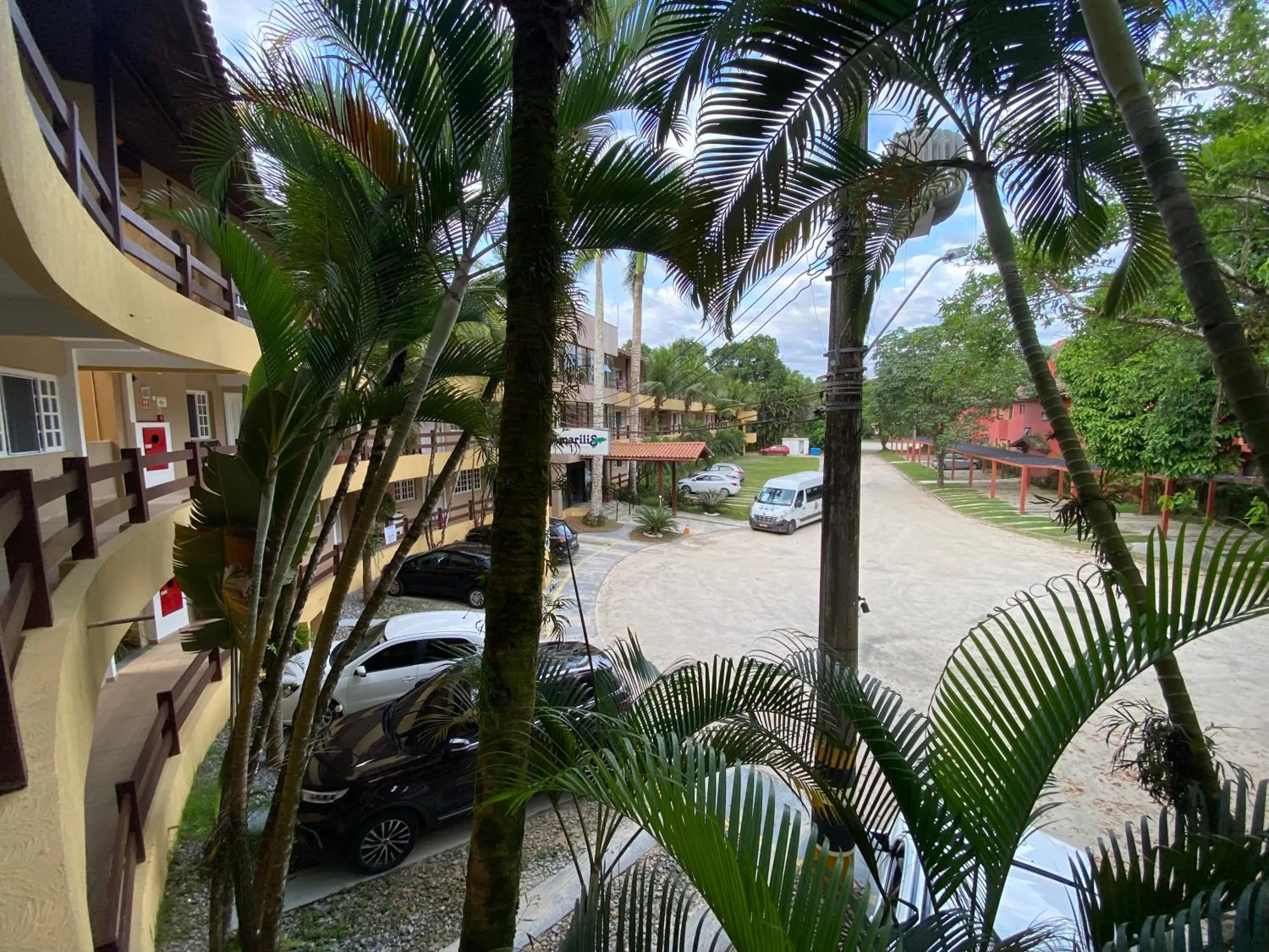 Property building in Flat estudio 110 Amarilis Riviera de São Lourenço, 03 piscina climatizada, serviço de hotelaria, limpesa e troca de toalhas diária, carregador veiculo elétrico e servico de praia finais de semana WiFi 500