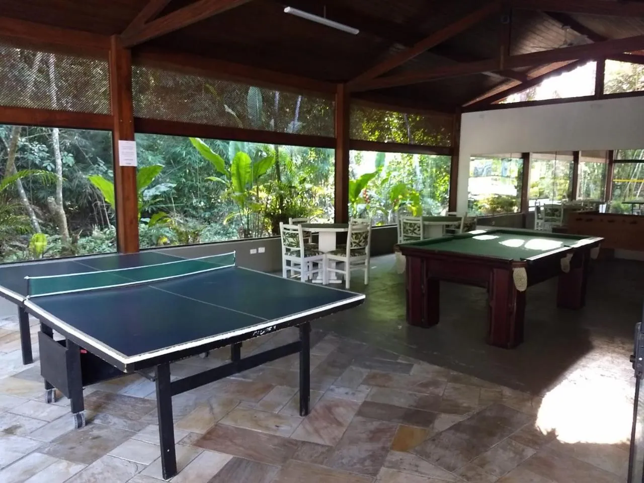 Game Room in Flat estudio 110 Amarilis Riviera de São Lourenço, 03 piscina climatizada, serviço de hotelaria, limpesa e troca de toalhas diária, carregador veiculo elétrico e servico de praia finais de semana WiFi 500