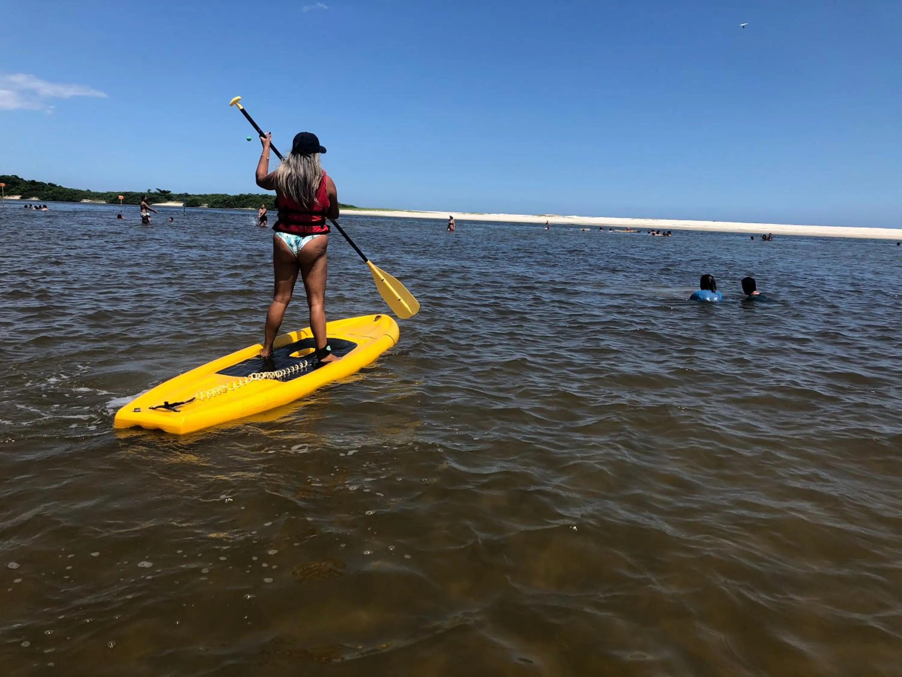 Lake view in Flat estudio 110 Amarilis Riviera de São Lourenço, 03 piscina climatizada, serviço de hotelaria, limpesa e troca de toalhas diária, carregador veiculo elétrico e servico de praia finais de semana WiFi 500