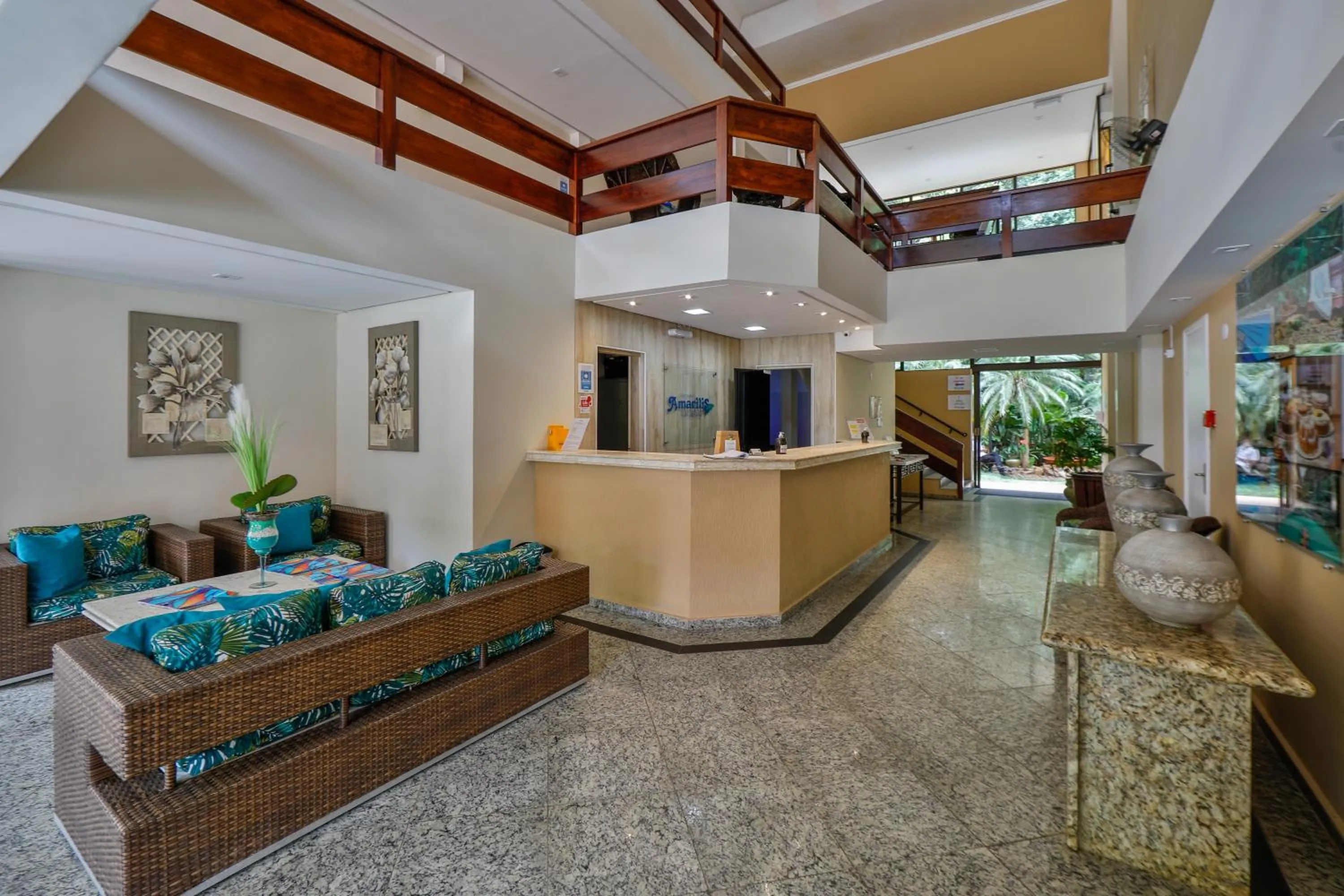 Lobby or reception in Flat estudio 110 Amarilis Riviera de São Lourenço, 03 piscina climatizada, serviço de hotelaria, limpesa e troca de toalhas diária, carregador veiculo elétrico e servico de praia finais de semana WiFi 500