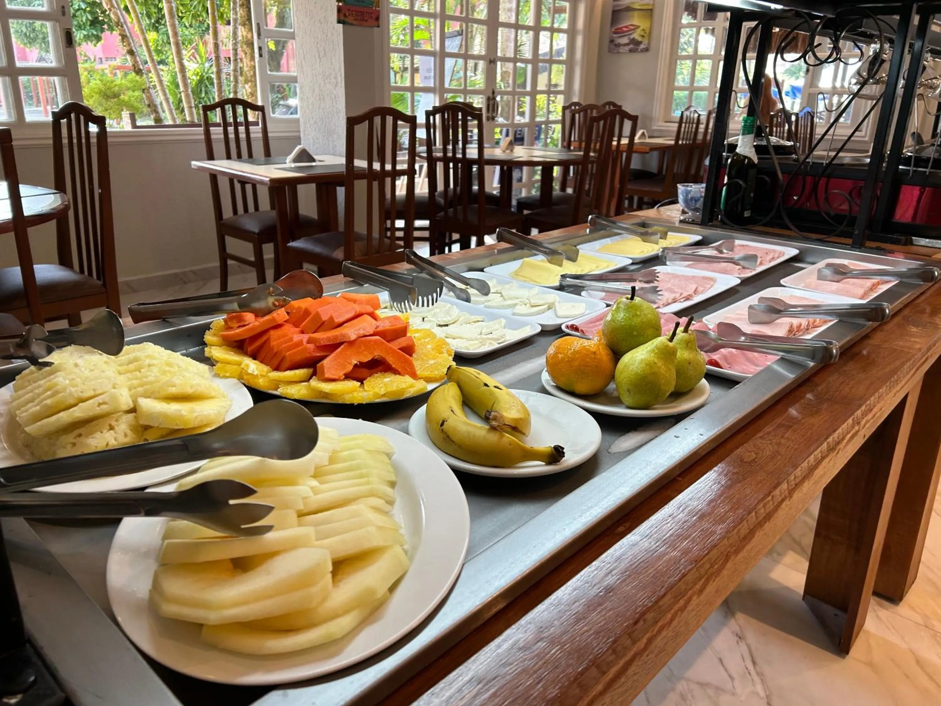 Buffet breakfast in Flat estudio 110 Amarilis Riviera de São Lourenço, 03 piscina climatizada, serviço de hotelaria, limpesa e troca de toalhas diária, carregador veiculo elétrico e servico de praia finais de semana WiFi 500
