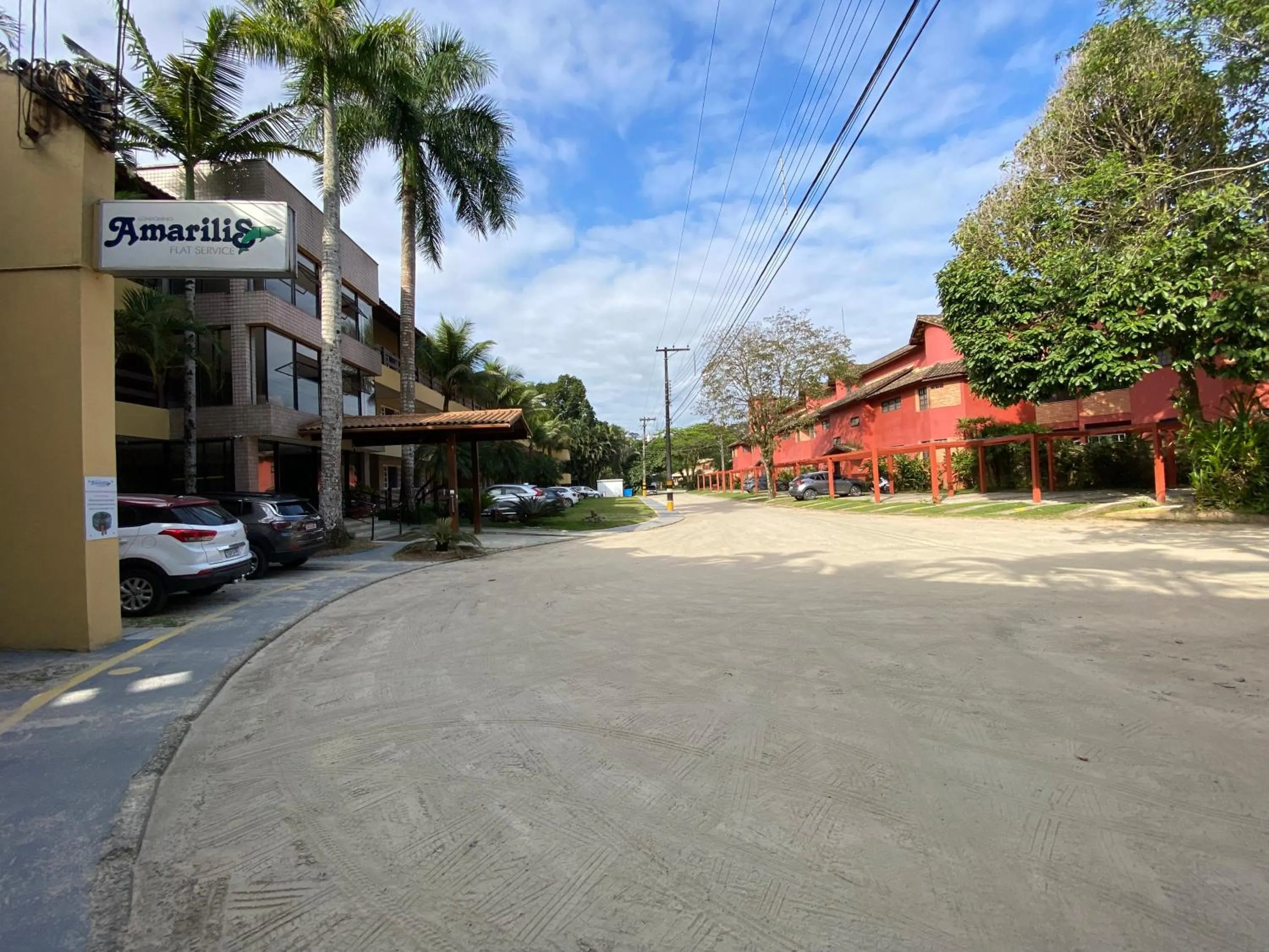 Parking in Flat estudio 110 Amarilis Riviera de São Lourenço, 03 piscina climatizada, serviço de hotelaria, limpesa e troca de toalhas diária, carregador veiculo elétrico e servico de praia finais de semana WiFi 500