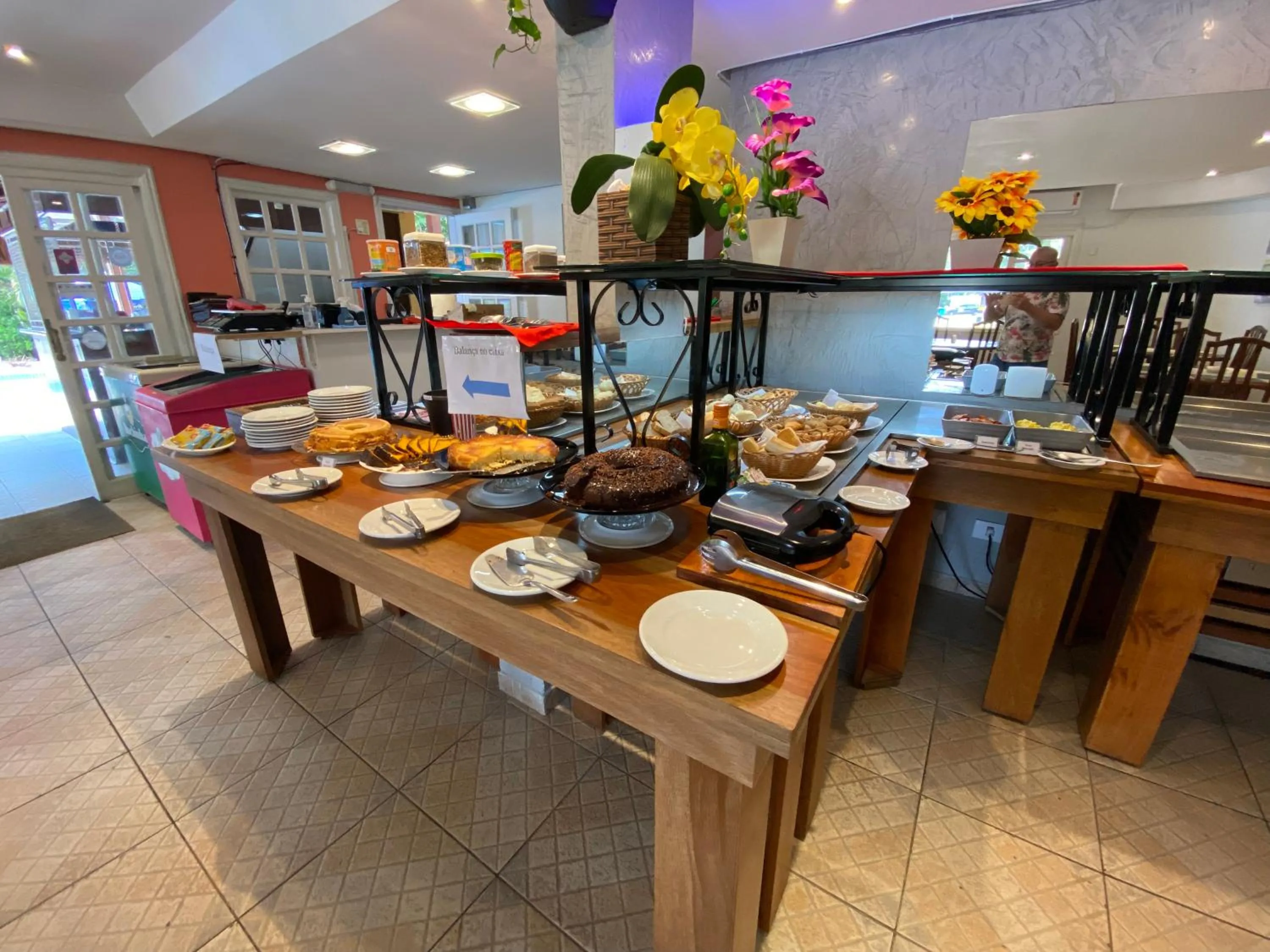 Restaurant/places to eat in Flat estudio 110 Amarilis Riviera de São Lourenço, 03 piscina climatizada, serviço de hotelaria, limpesa e troca de toalhas diária, carregador veiculo elétrico e servico de praia finais de semana WiFi 500