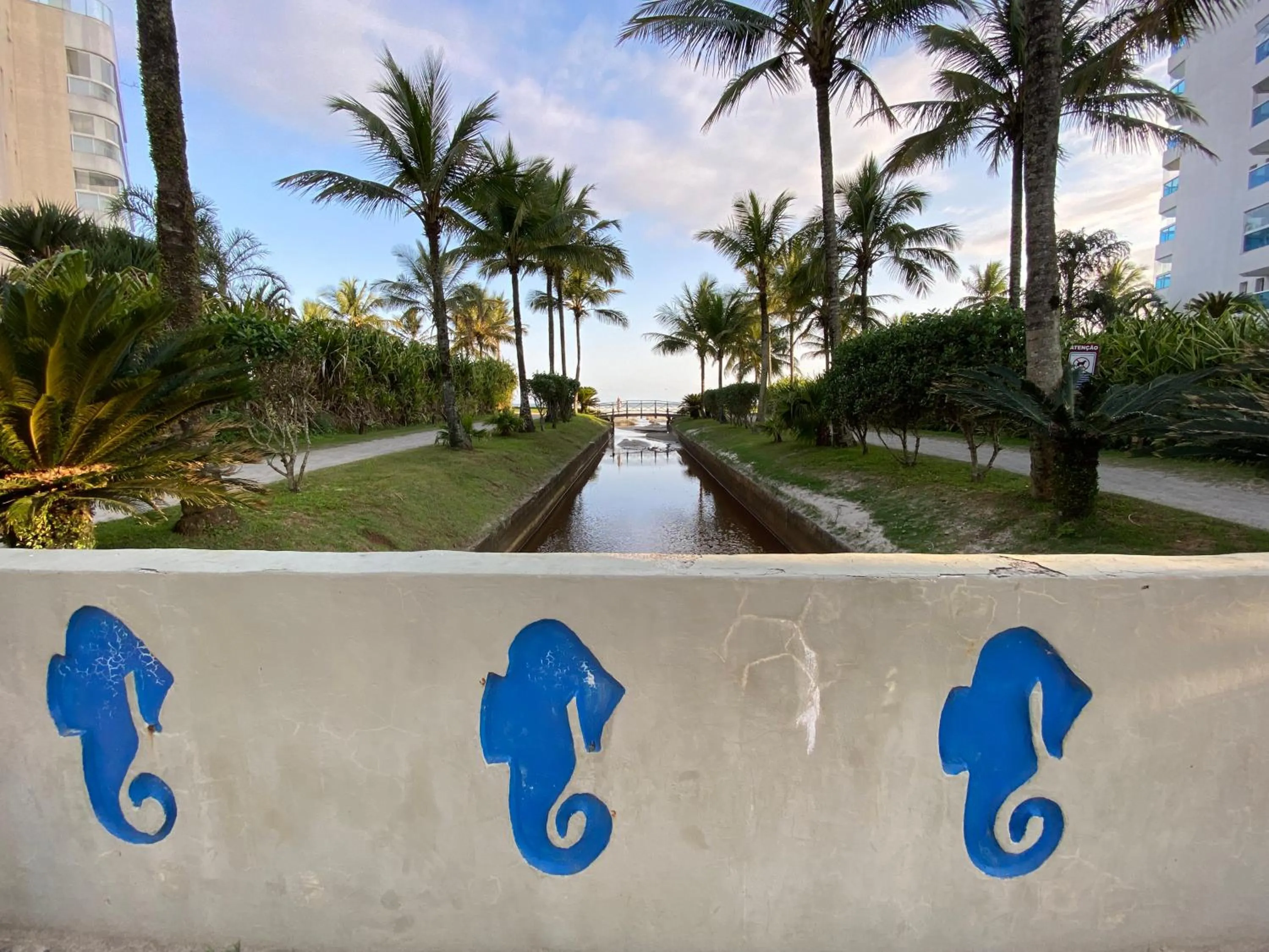 Neighbourhood in Flat estudio 110 Amarilis Riviera de São Lourenço, 03 piscina climatizada, serviço de hotelaria, limpesa e troca de toalhas diária, carregador veiculo elétrico e servico de praia finais de semana WiFi 500