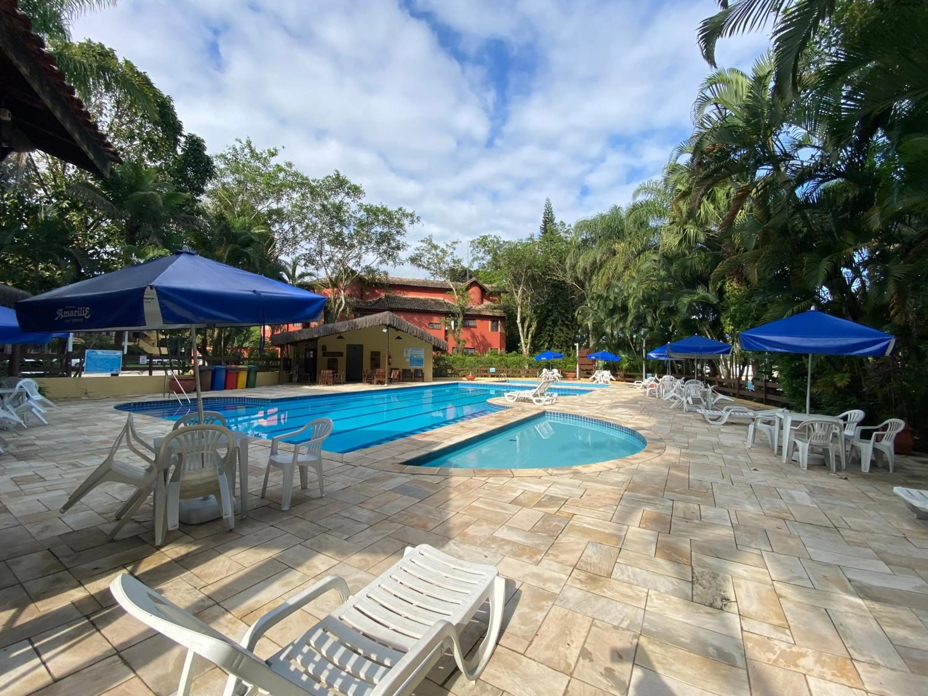 Swimming pool in Flat estudio 110 Amarilis Riviera de São Lourenço, 03 piscina climatizada, serviço de hotelaria, limpesa e troca de toalhas diária, carregador veiculo elétrico e servico de praia finais de semana WiFi 500