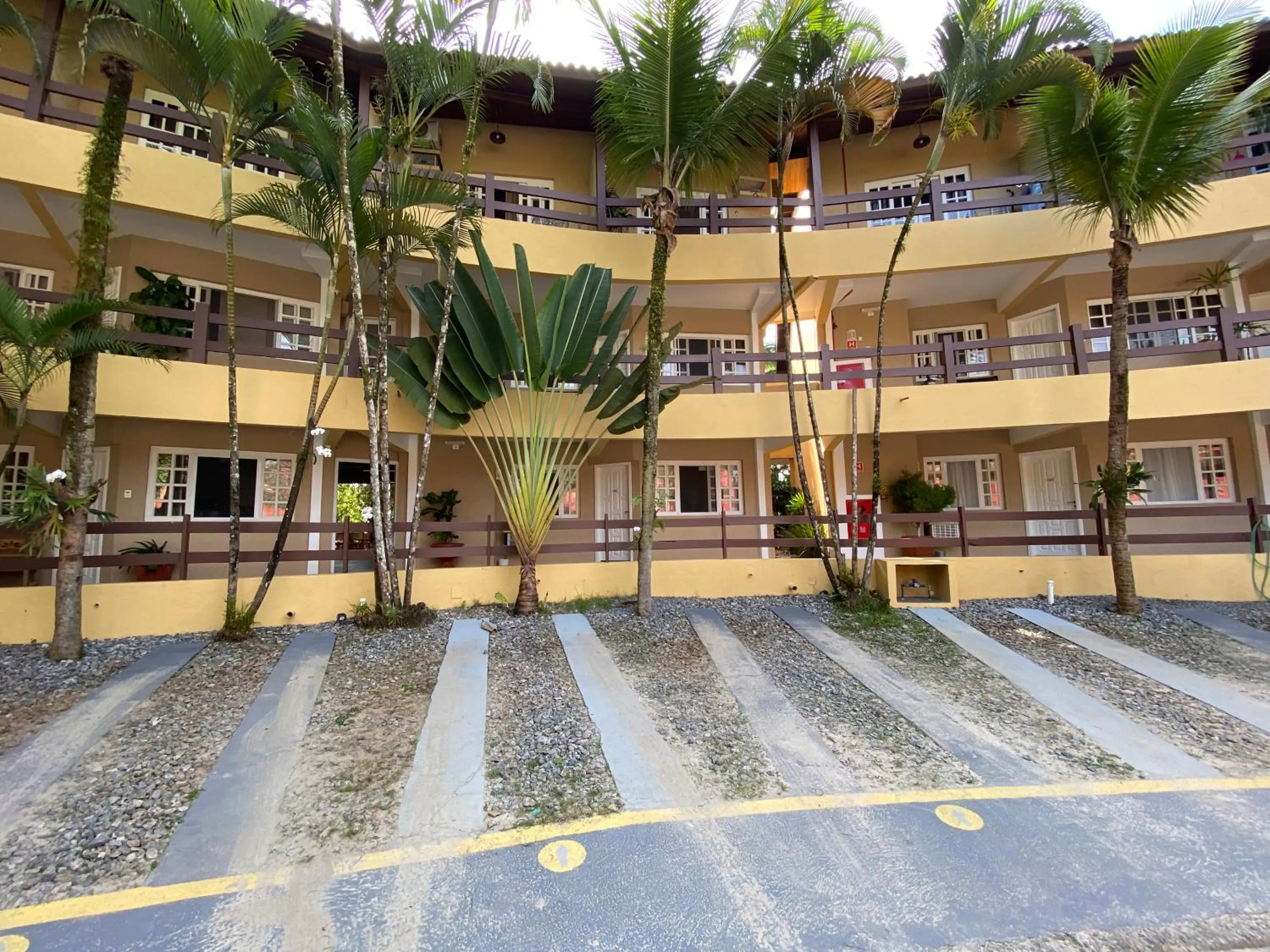 Property building in Flat estudio 110 Amarilis Riviera de São Lourenço, 03 piscina climatizada, serviço de hotelaria, limpesa e troca de toalhas diária, carregador veiculo elétrico e servico de praia finais de semana WiFi 500