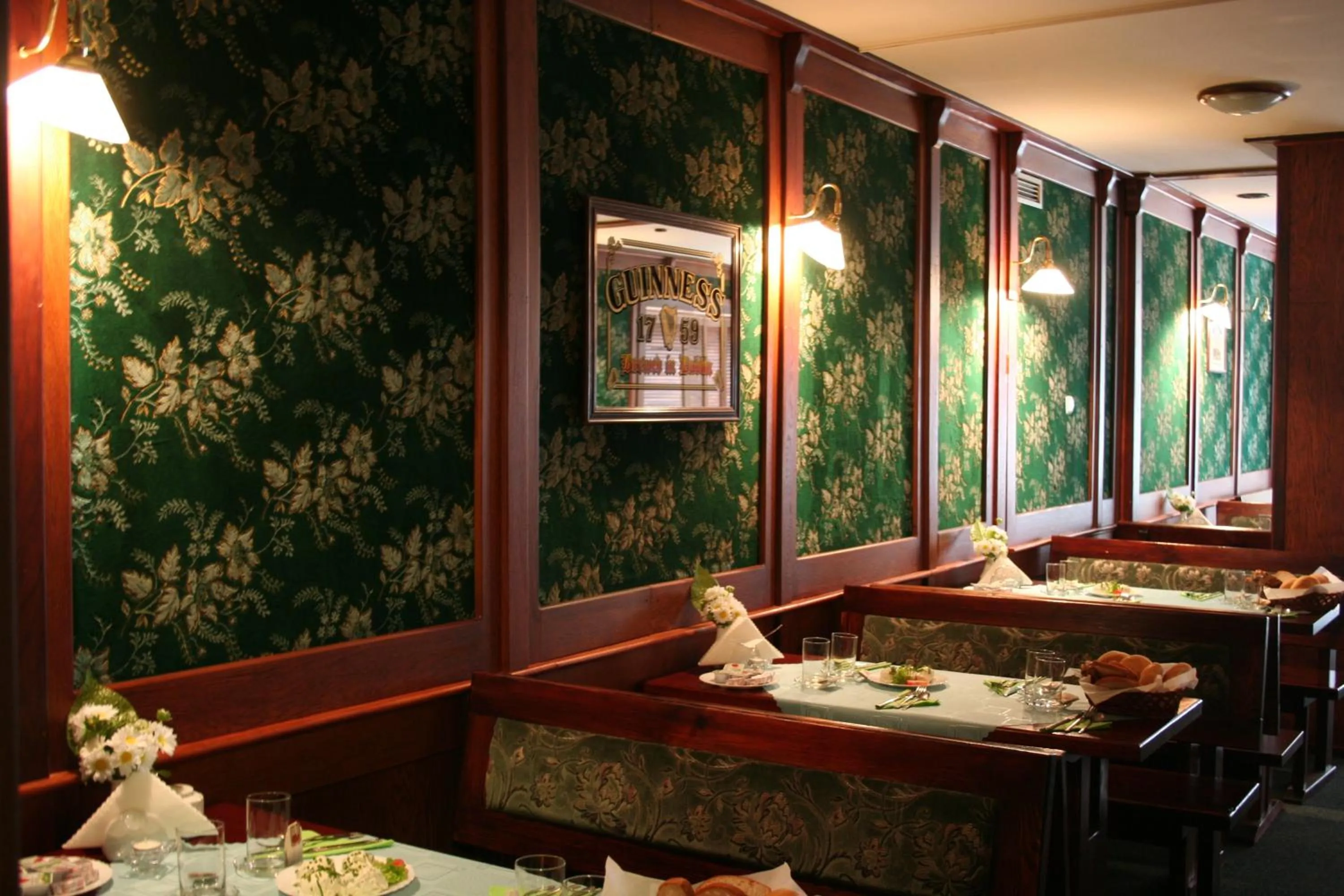 Restaurant/places to eat in Obiekt Hotelarski Patron