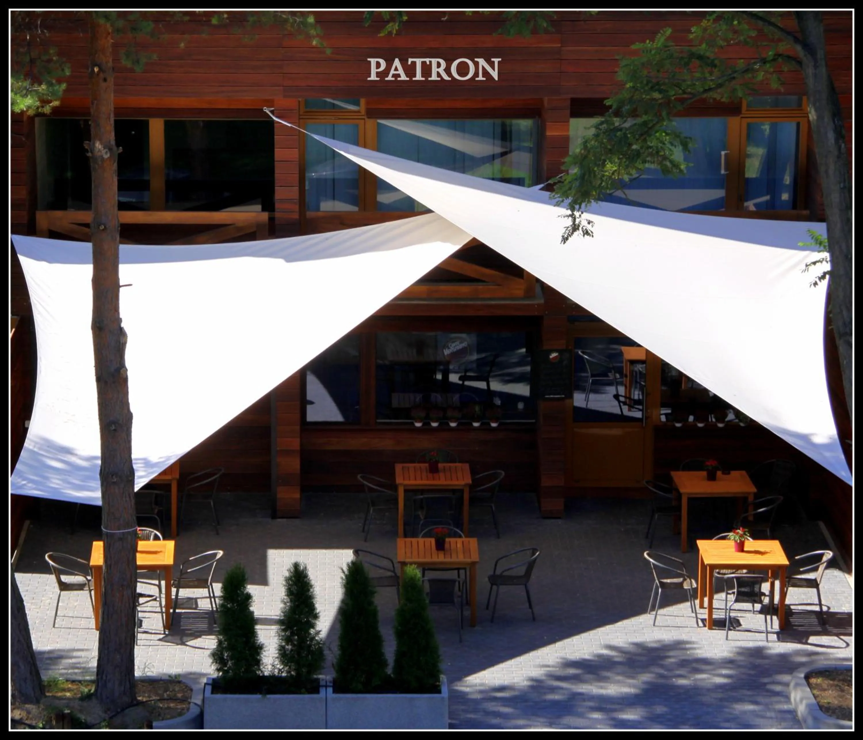 Restaurant/places to eat in Obiekt Hotelarski Patron