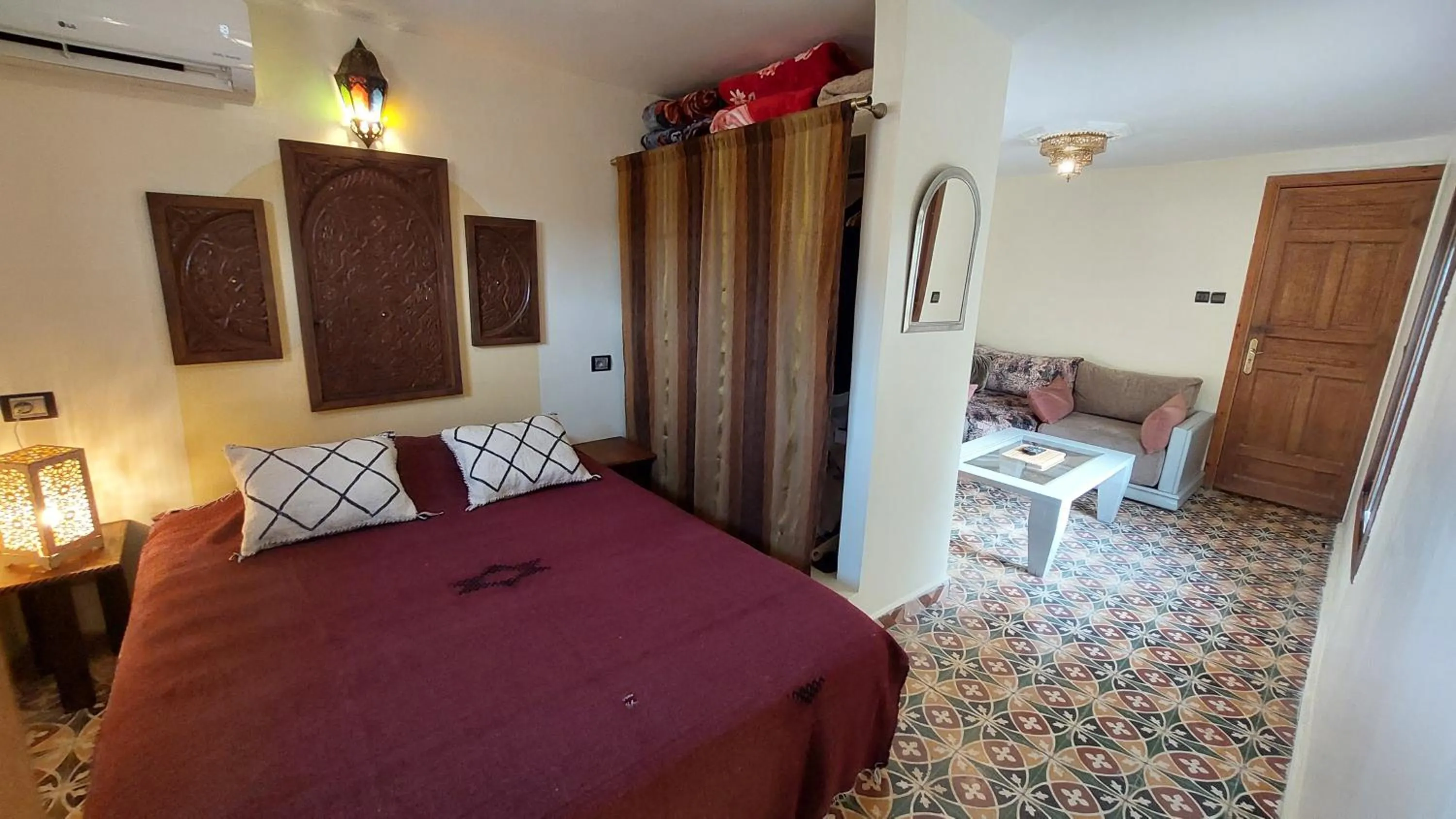 Photo of the whole room, Bed in Dar Hayati